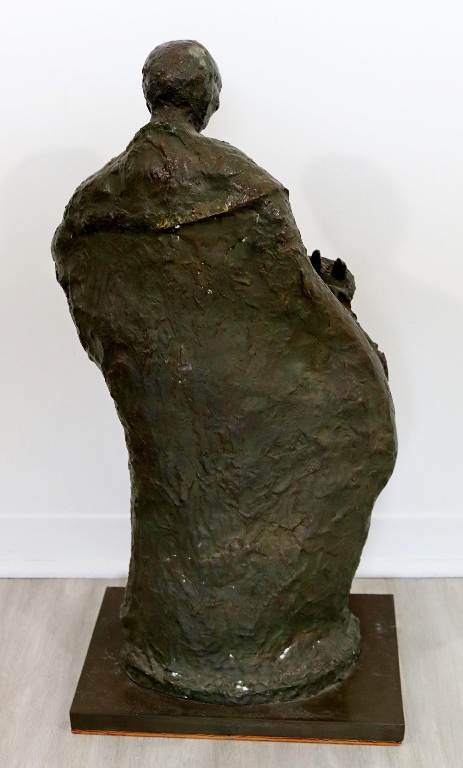 Scultura in bronzo di metà secolo Padre con figlio che regge la Torah in vendita 1