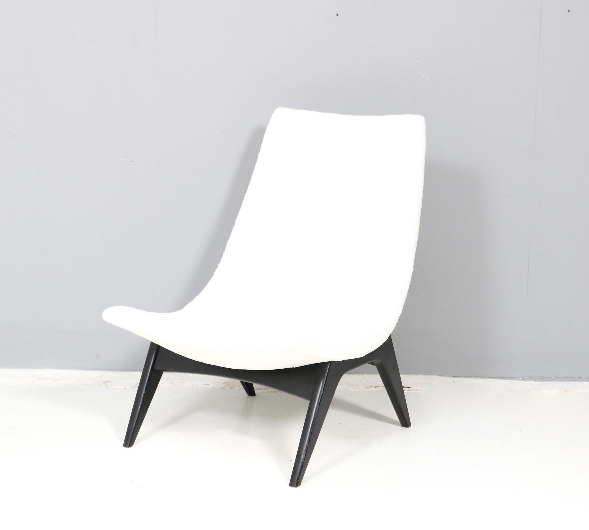 Wonderful and rare Mid-Century Modern Fatölj nr. 755 lounge chair.
Design by Svante Skogh for Olof Persons Fatöljindustri.
Striking Swedish design from the 1950s.
Original black lacquered beech frame and re-upholstered with a high quality bouclé