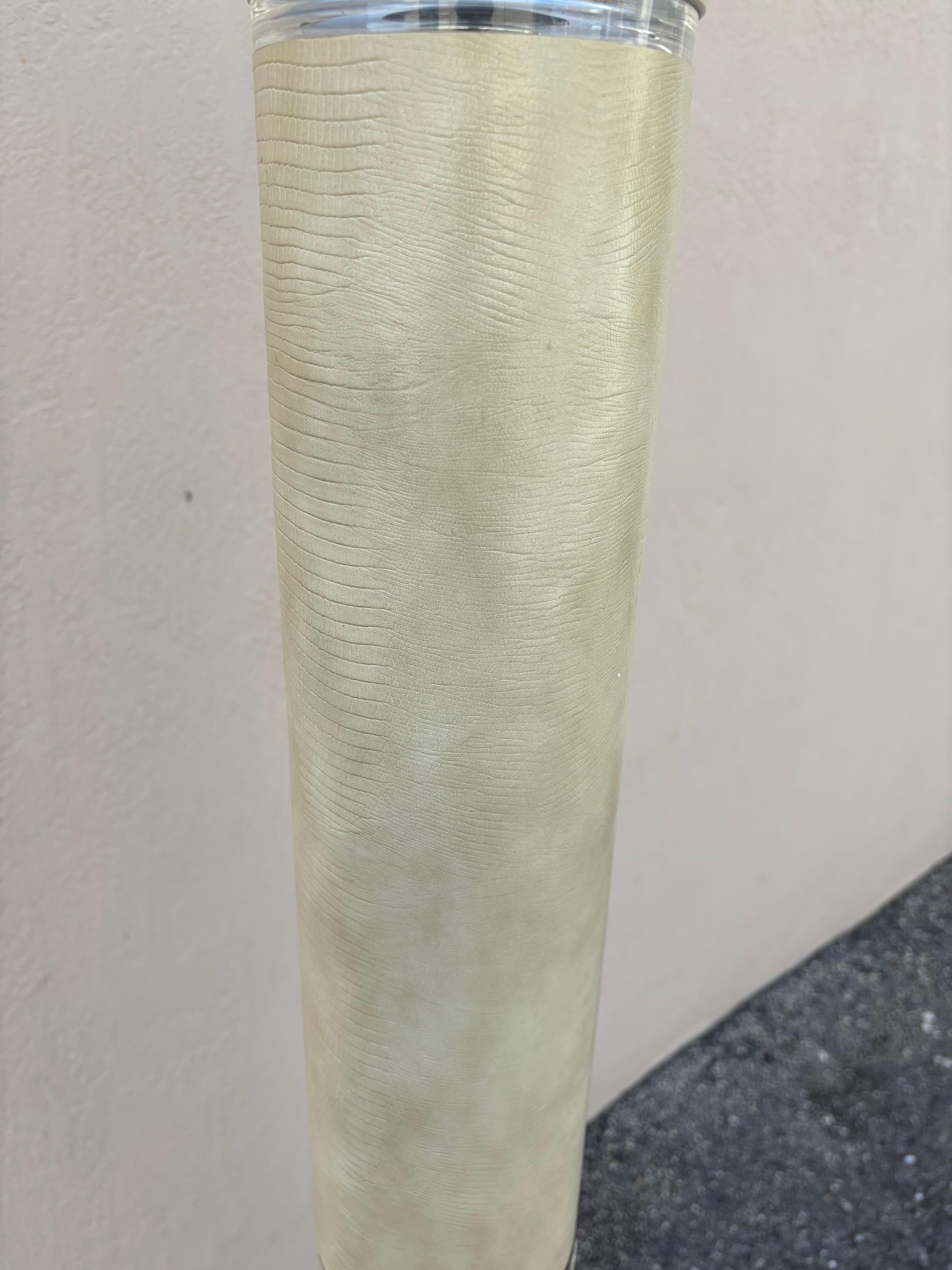 Lámpara de pie de imitación de piel de cocodrilo moderna de mediados de siglo by Optique en Bueno estado para la venta en Boynton Beach, FL