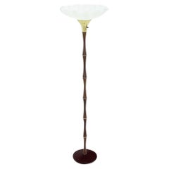 Lampadaire torchère moderne du milieu du siècle dernier avec base en faux bambou et grand abat-jour en verre gravé