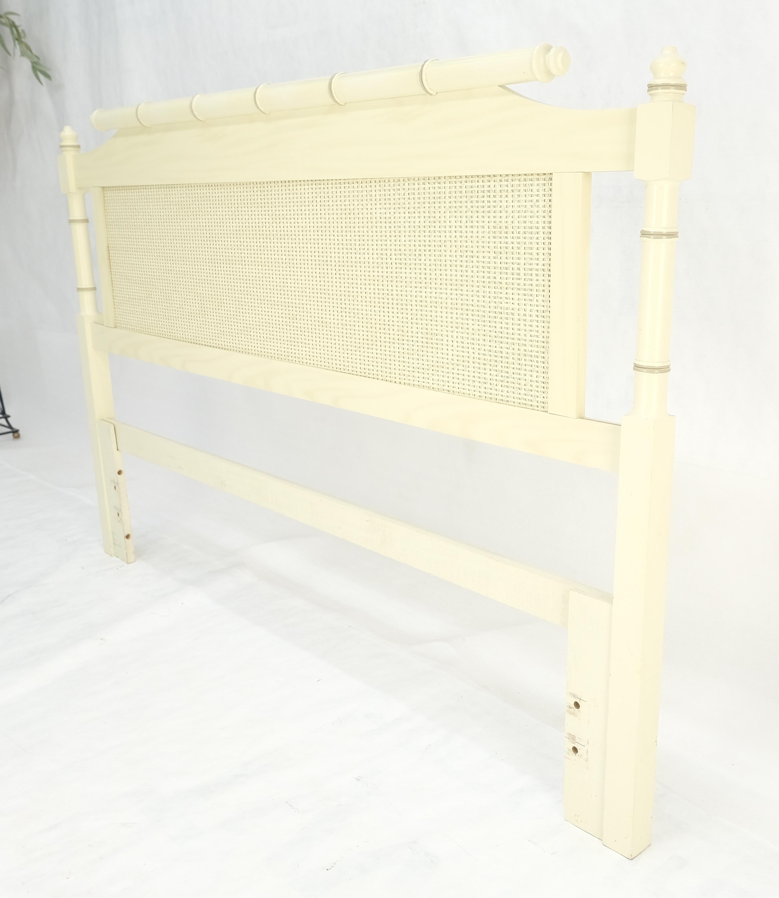Mid Century Modern Faux Bamboo Beige White Queen Size Headboard Bed MINT In Good Condition For Sale In Rockaway, NJ