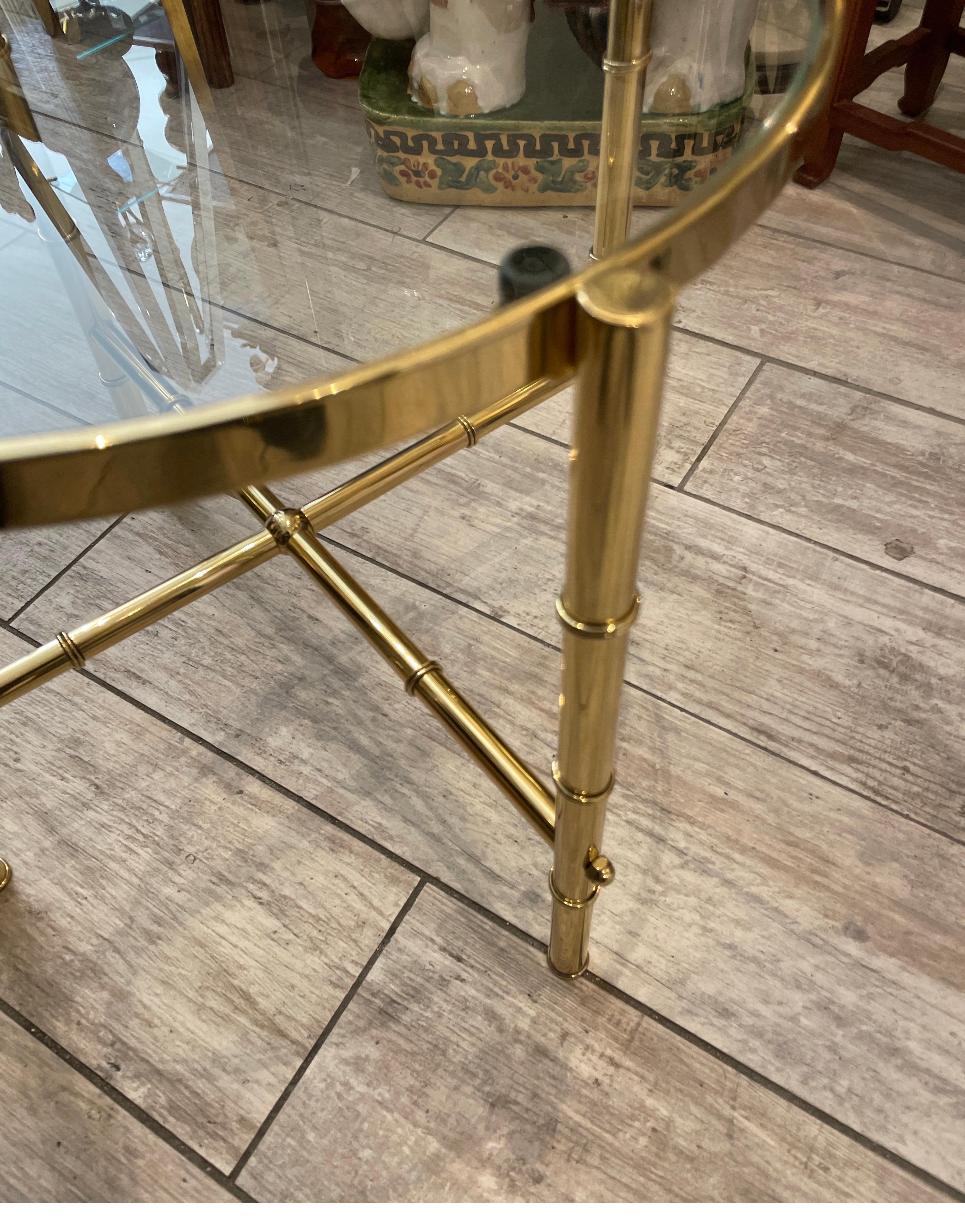 Table ronde italienne en laiton et verre faux bambou.