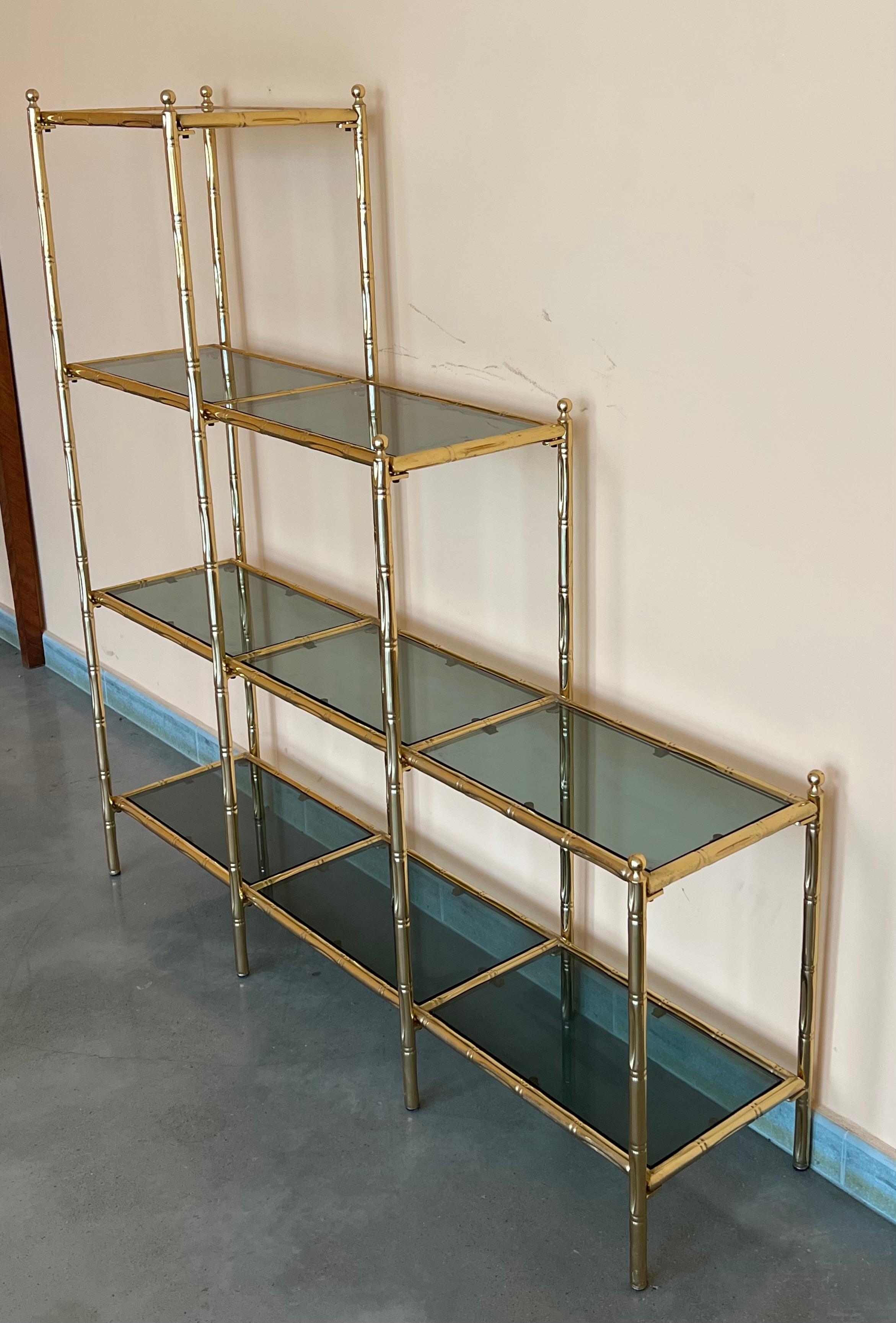 Mid-Century Modern Kunstbambus-Messing-Etagere mit Stapelform und Rauchglas im Angebot 1