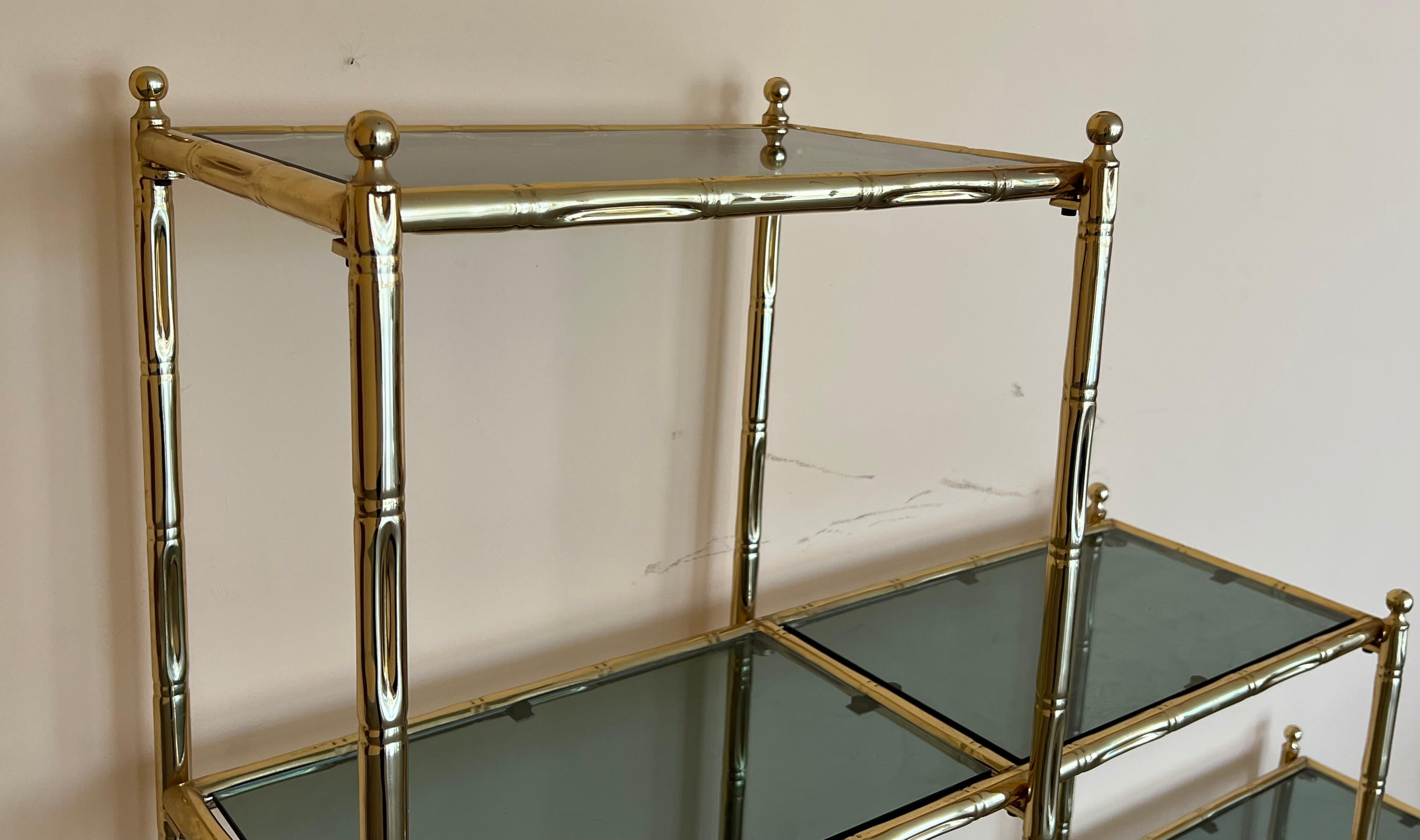 Étagère en laiton imitation bambou moderne du milieu du siècle dernier avec forme d'escalier et verre fumé en vente 2