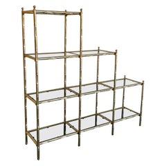 Etagere in ottone di bambù finto moderno di metà secolo con forma a scala e vetro fumé