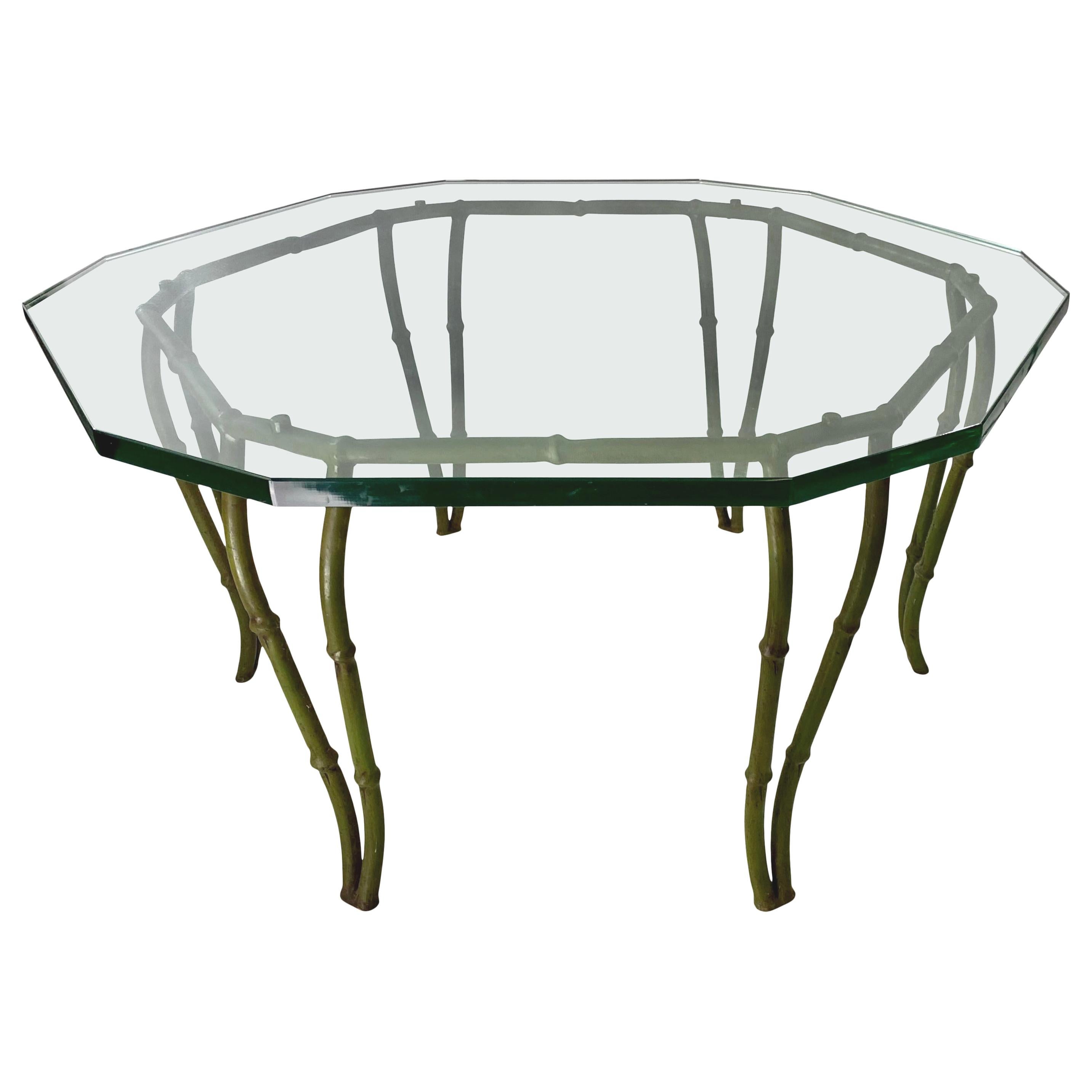Table basse moderne du milieu du siècle dernier en faux bambou avec plateau en verre et fonte
