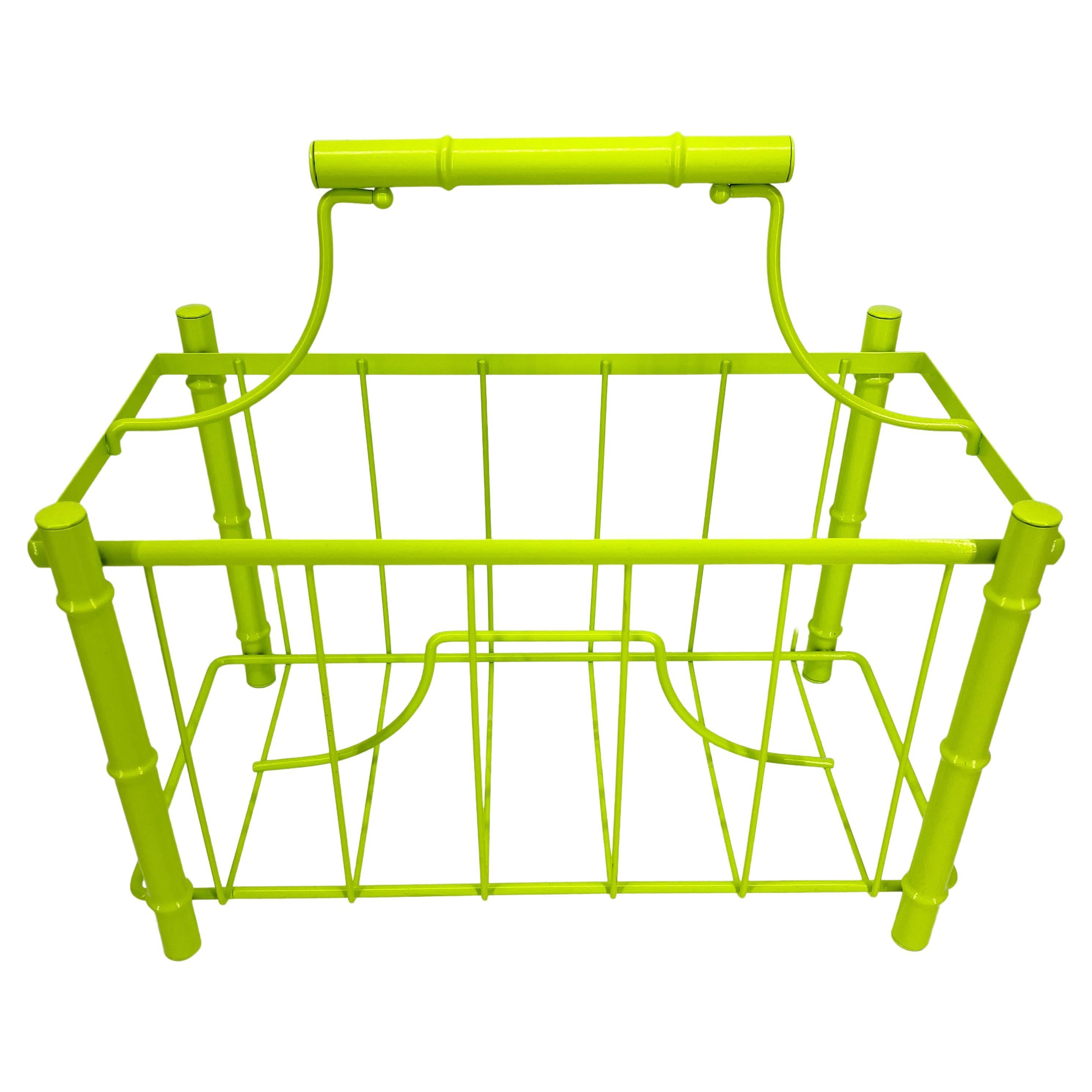 Revistero moderno de bambú sintético de mediados de siglo
Recubrimiento en polvo Chartreuse brillante.