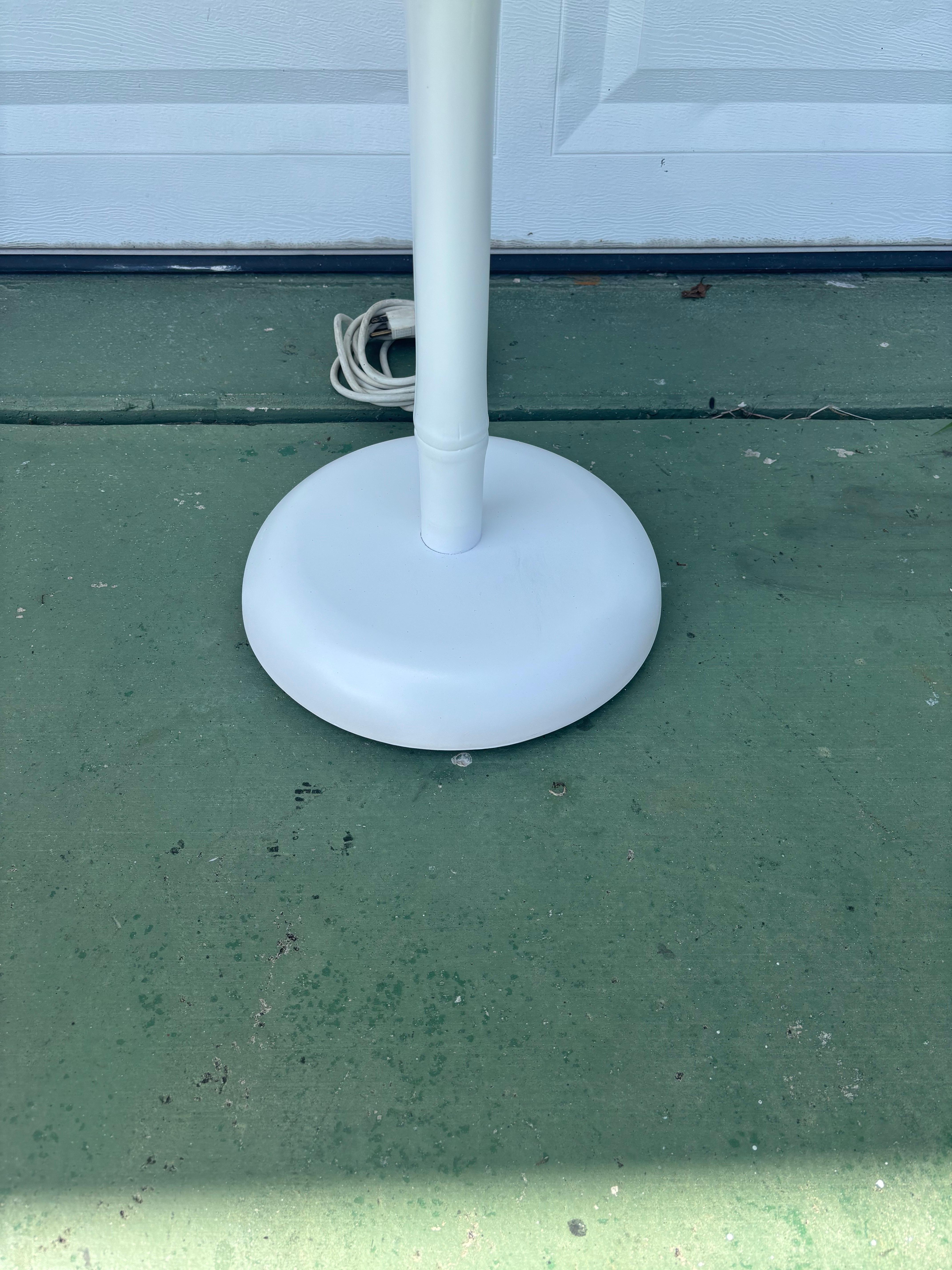 Moderne mittelalterliche lampe aus bambus für draußen von Olympia (20. Jahrhundert) im Angebot