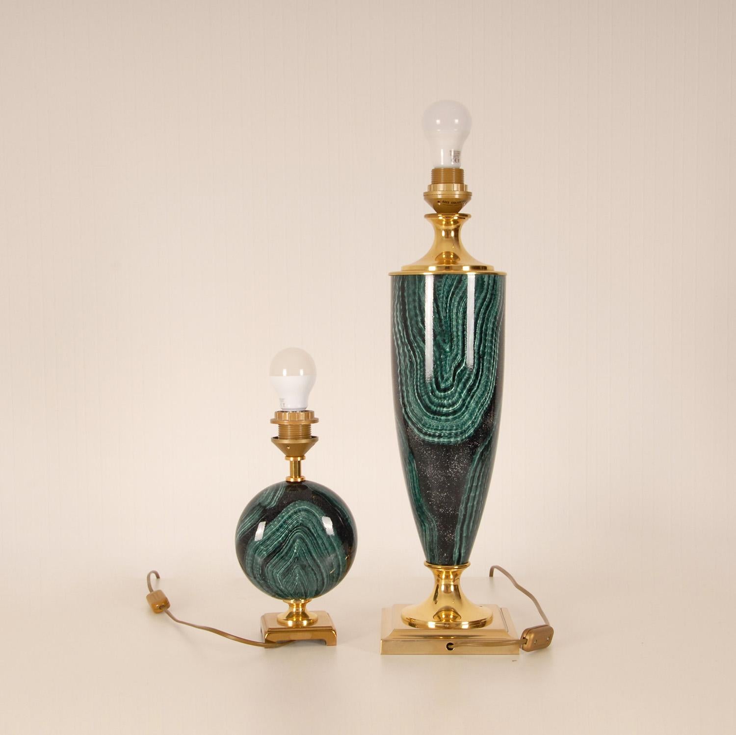 Mid-Century Modern Lampes de table The Moderns Modernity Faux Green Malachite and Gold Brass Buffet Lamps  en vente