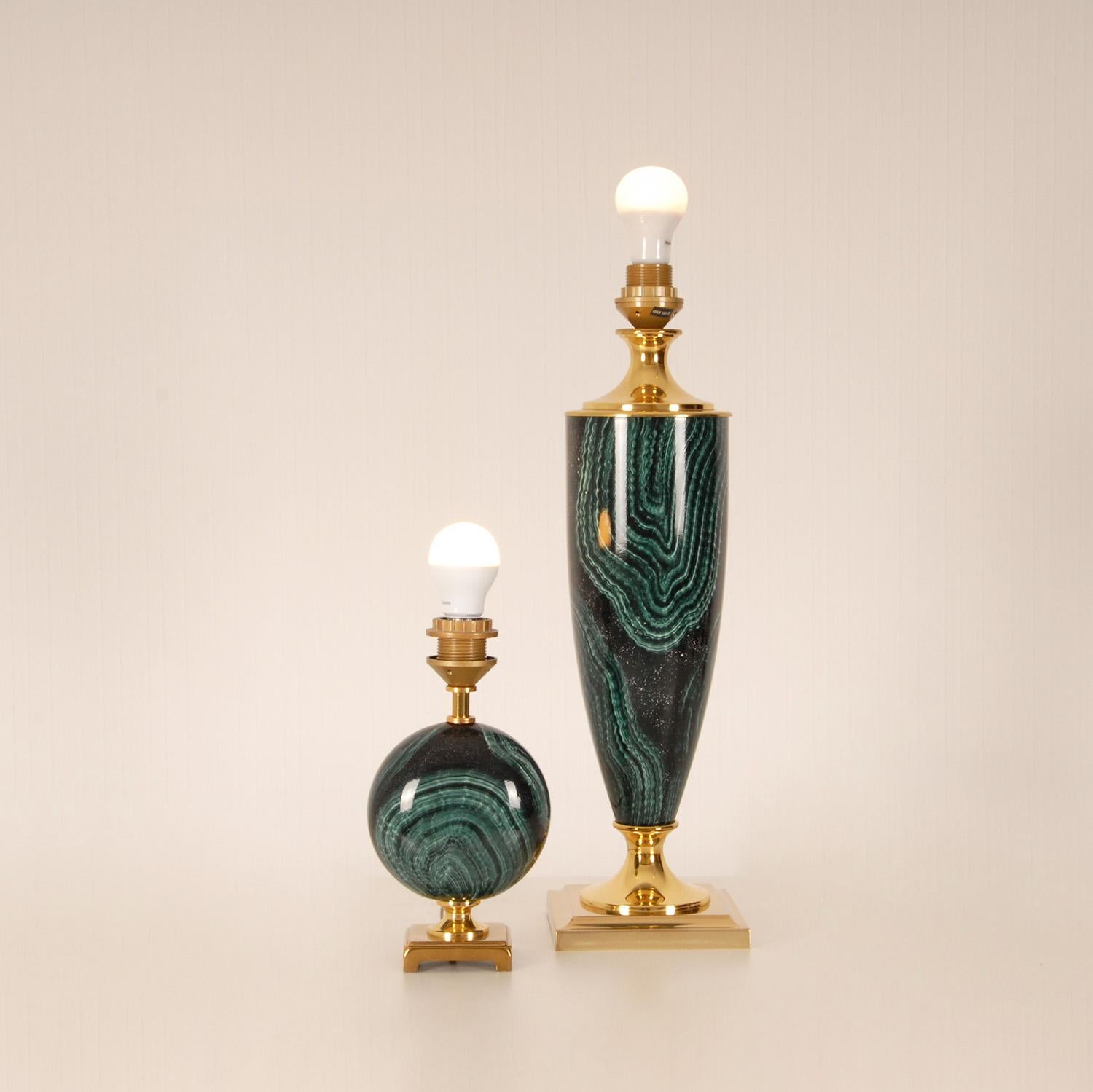 Fin du 20e siècle Lampes de table The Moderns Modernity Faux Green Malachite and Gold Brass Buffet Lamps  en vente