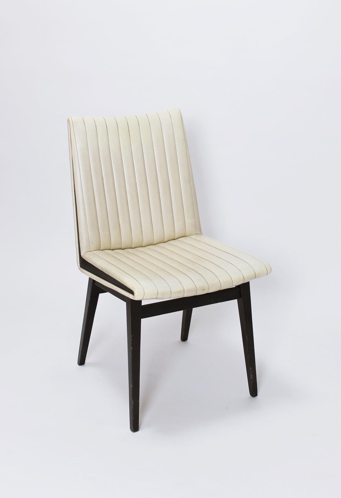 Austrian design chairs from the 1950s. Covered in off-white faux leather with ebonized wood structure and base, of beautiful line and pleasant decor. .  The coating has some small signs of wear Overall in good state of conservation.


 