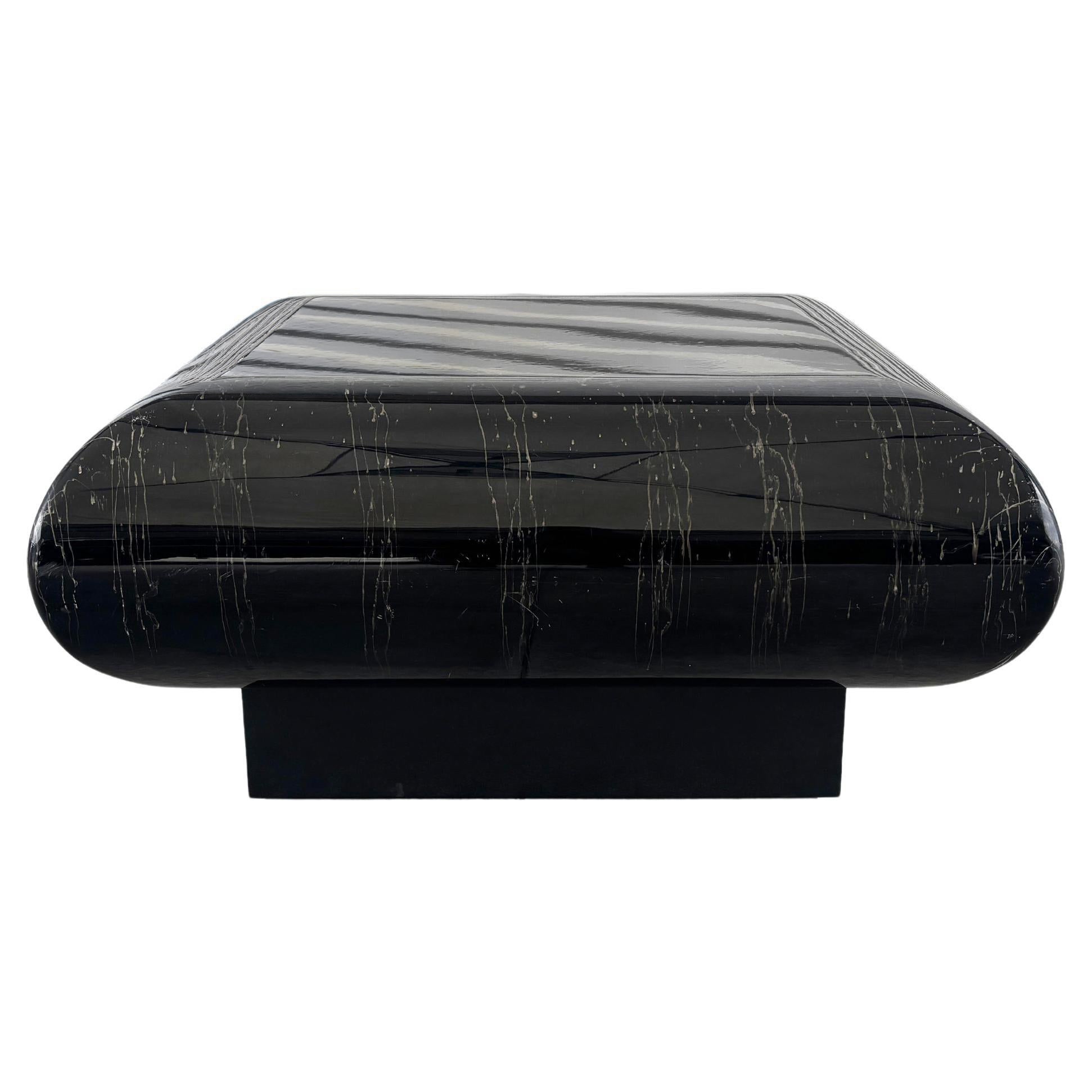 Mesa de centro de estilo «mid-century modern» con acabado de imitación de mármol, inspirada en Willy Rizzo, década de 1970