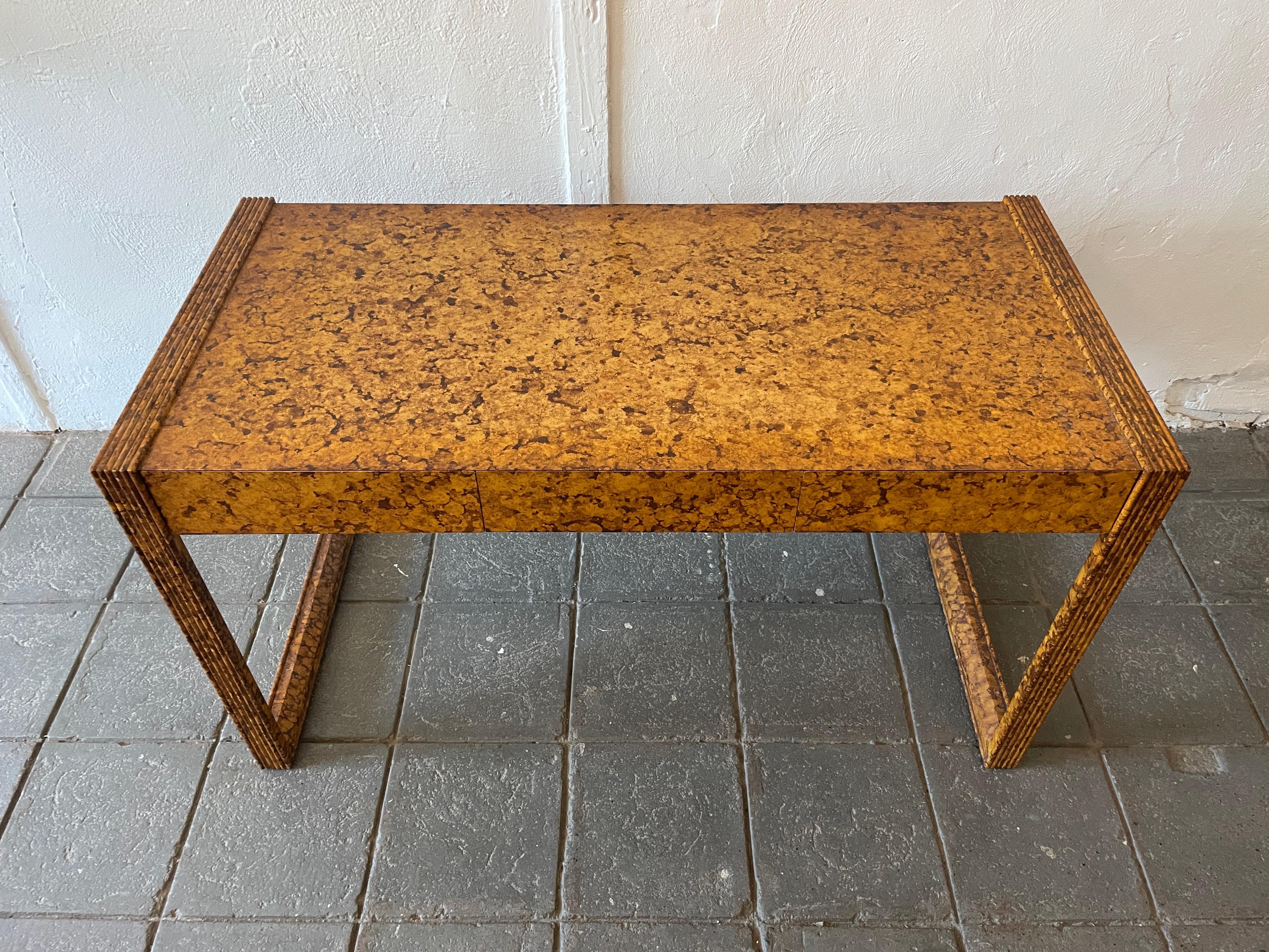 Mid-Century moderno Scrivania in rovere massiccio a 3 cassetti in finta radica dipinta, moderna, del metà secolo