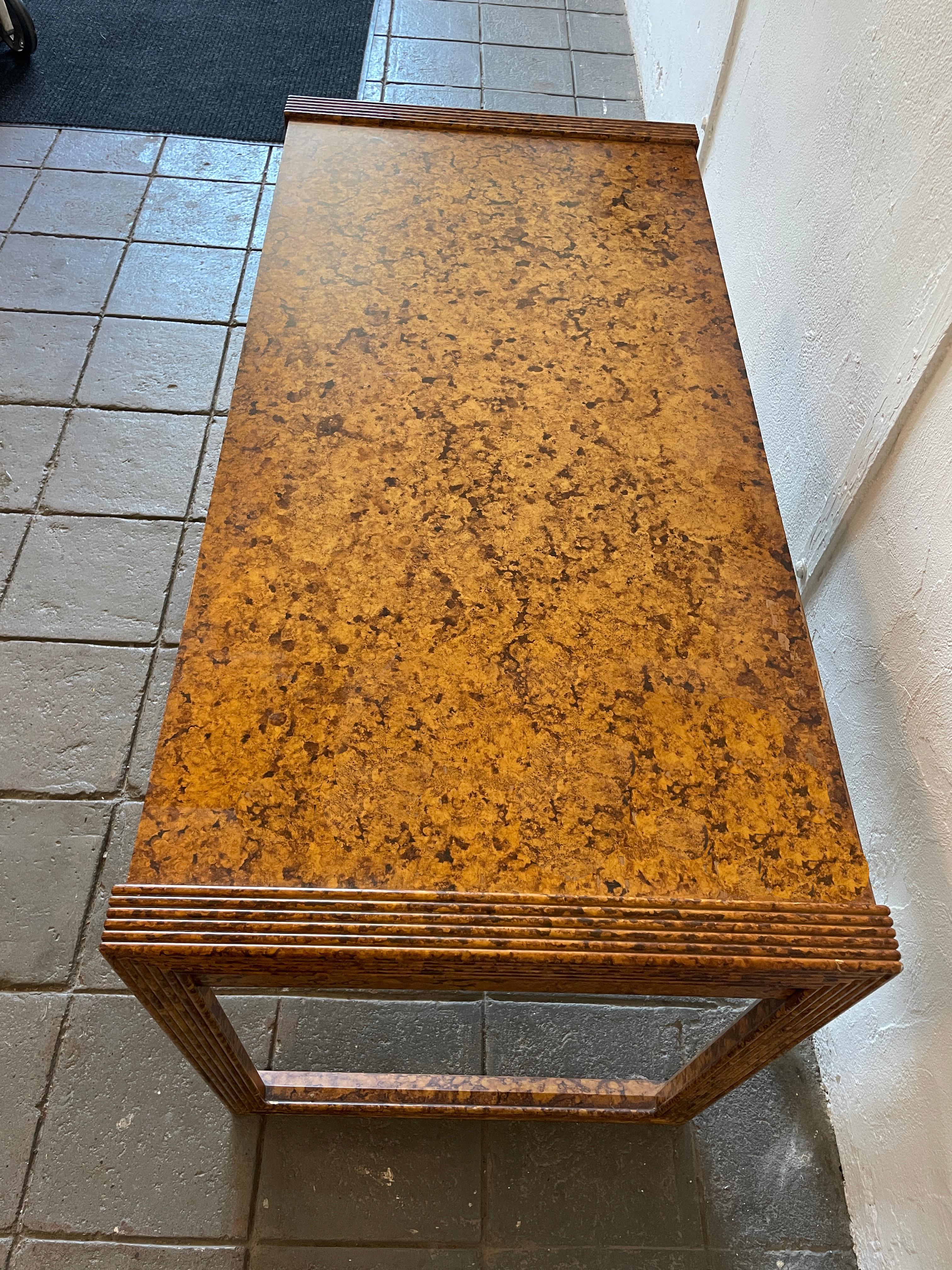 Scrivania in rovere massiccio a 3 cassetti in finta radica dipinta, moderna, del metà secolo In condizioni buone a Brooklyn, NY