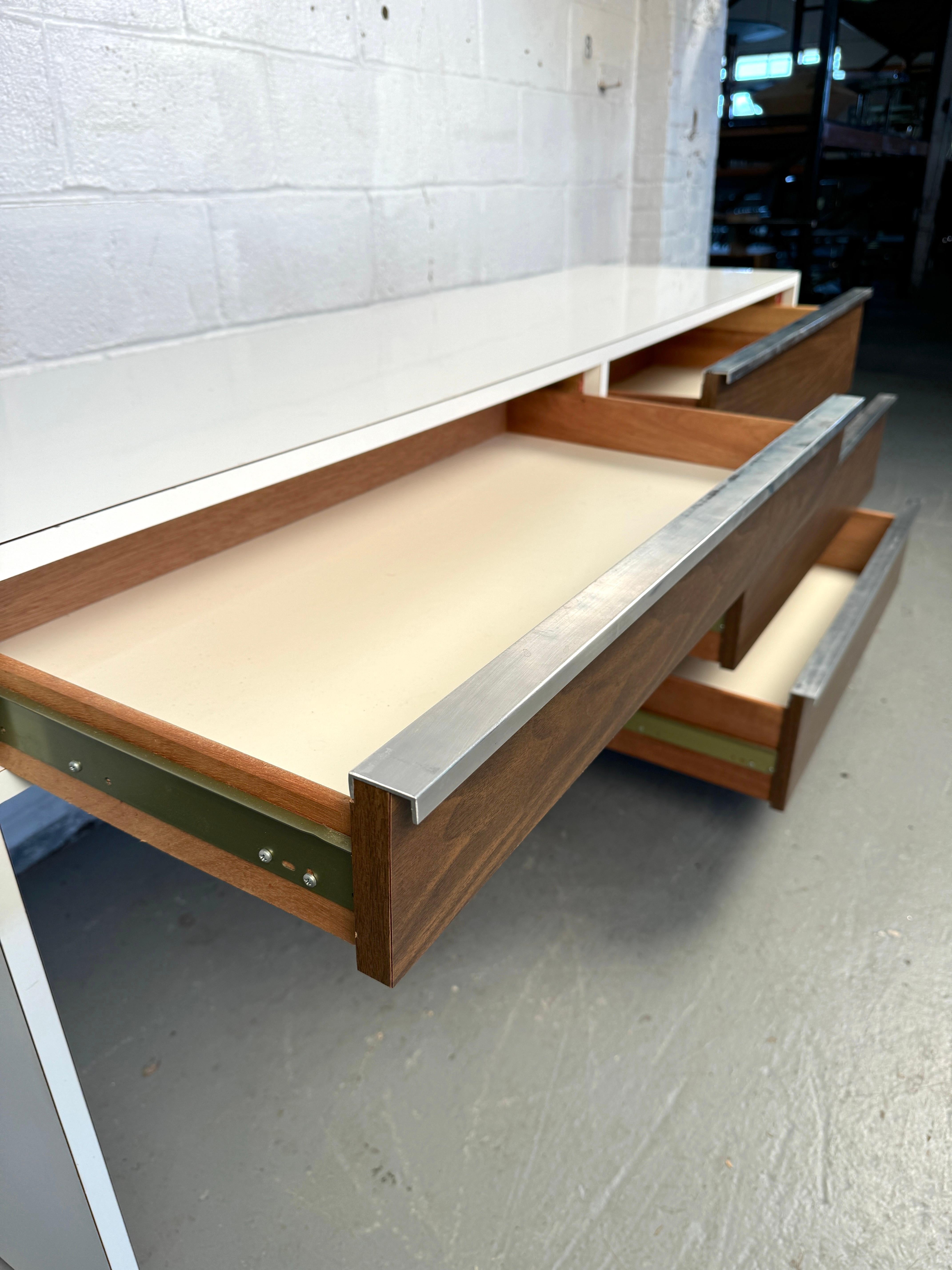 Scrivania in laminato di legno finto moderno del Medioevo in vendita 4