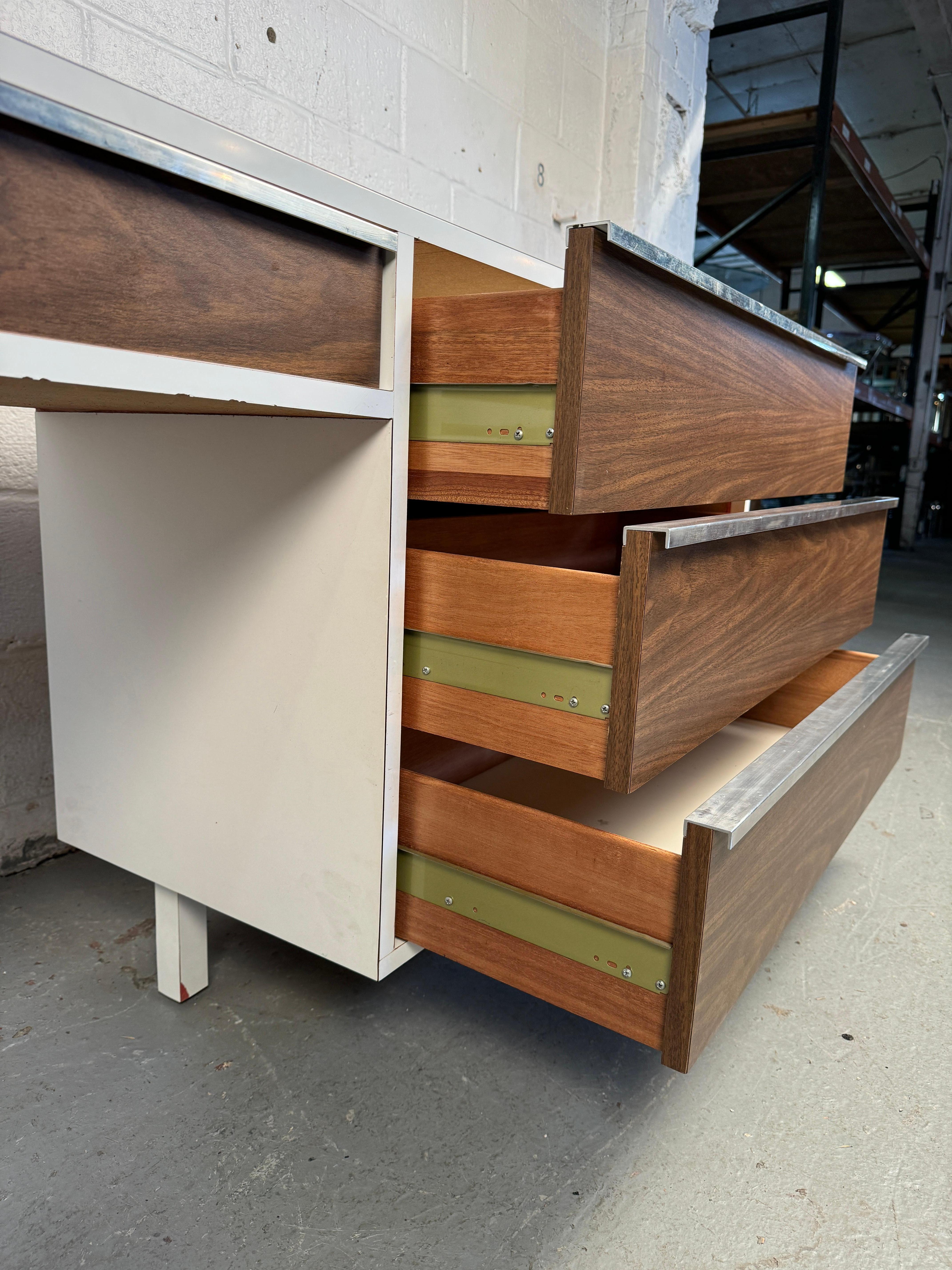 Scrivania in laminato di legno finto moderno del Medioevo in vendita 5
