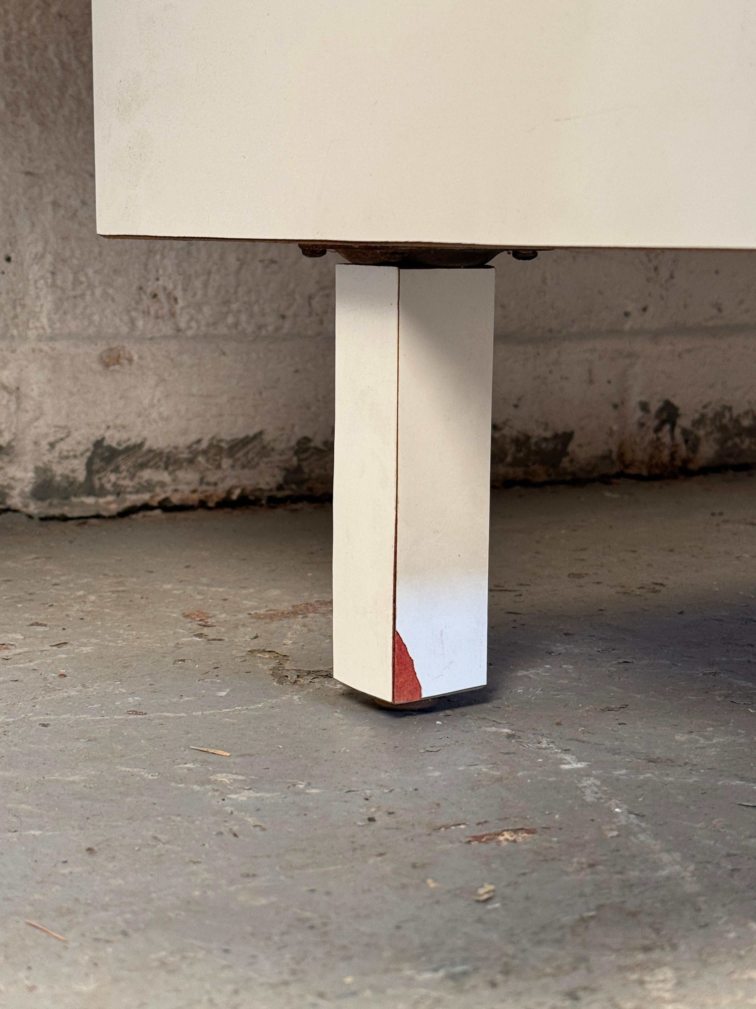 Scrivania in laminato di legno finto moderno del Medioevo in vendita 8
