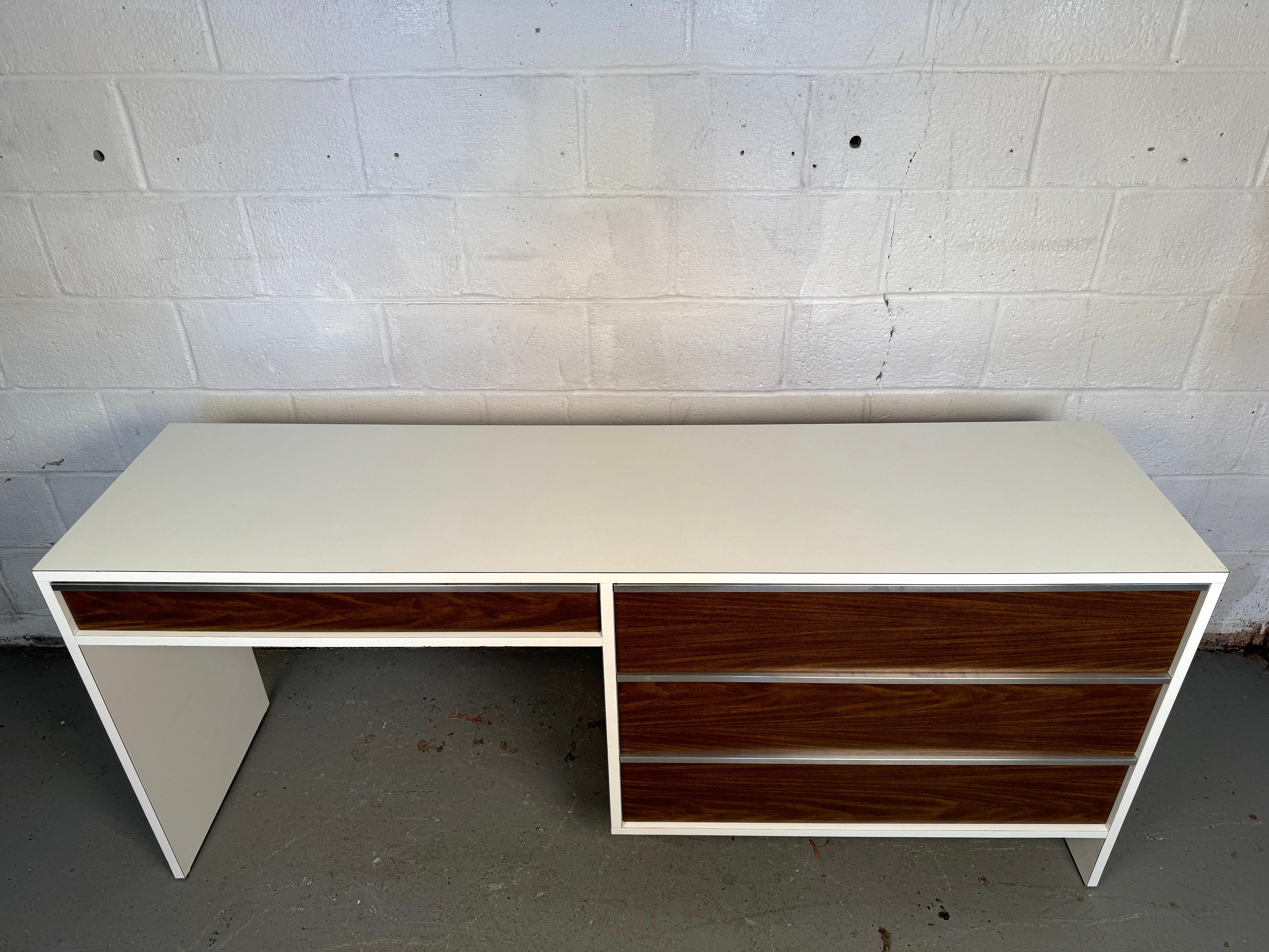 Mid-Century moderno Scrivania in laminato di legno finto moderno del Medioevo in vendita