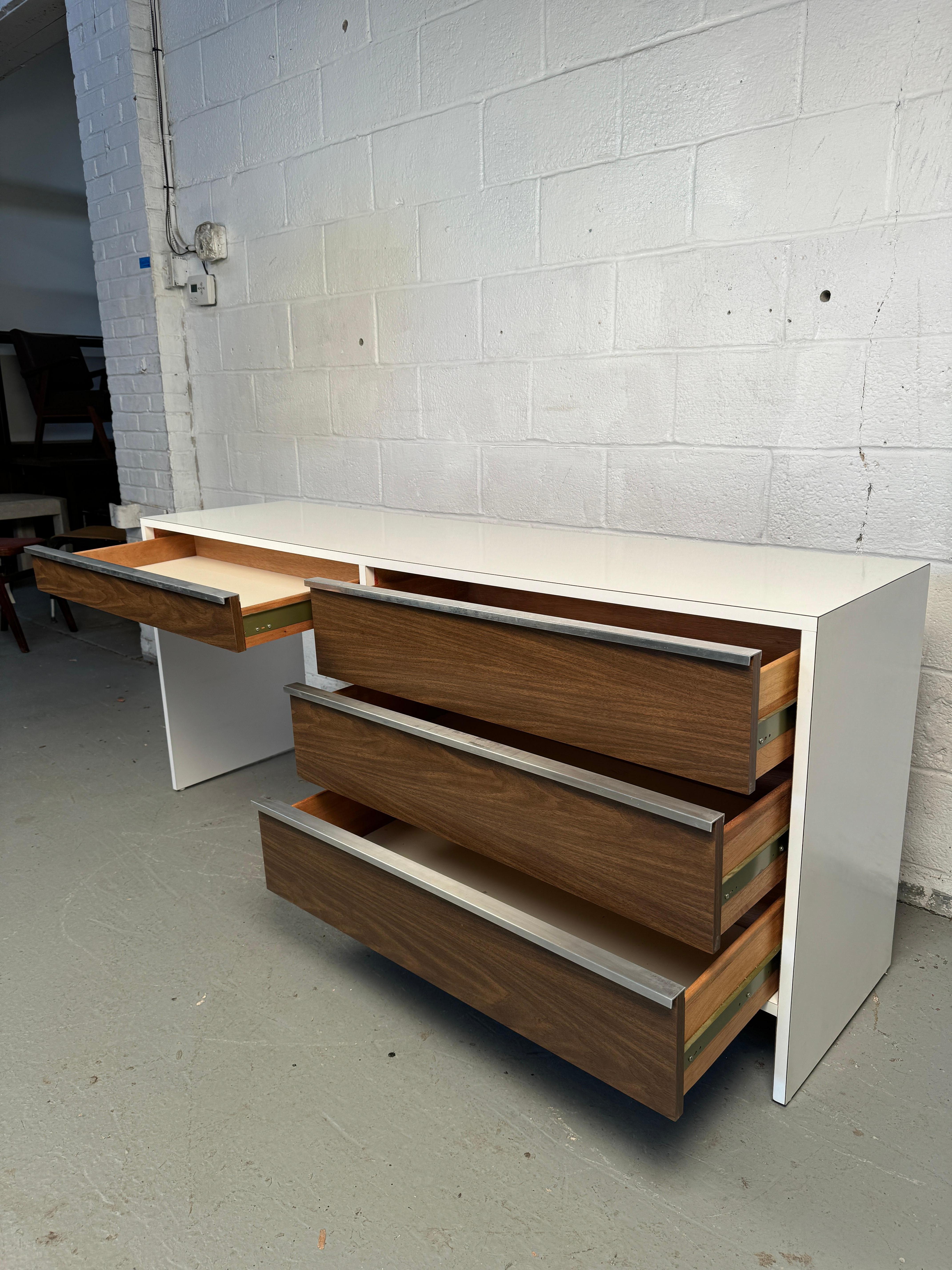Scrivania in laminato di legno finto moderno del Medioevo in vendita 2