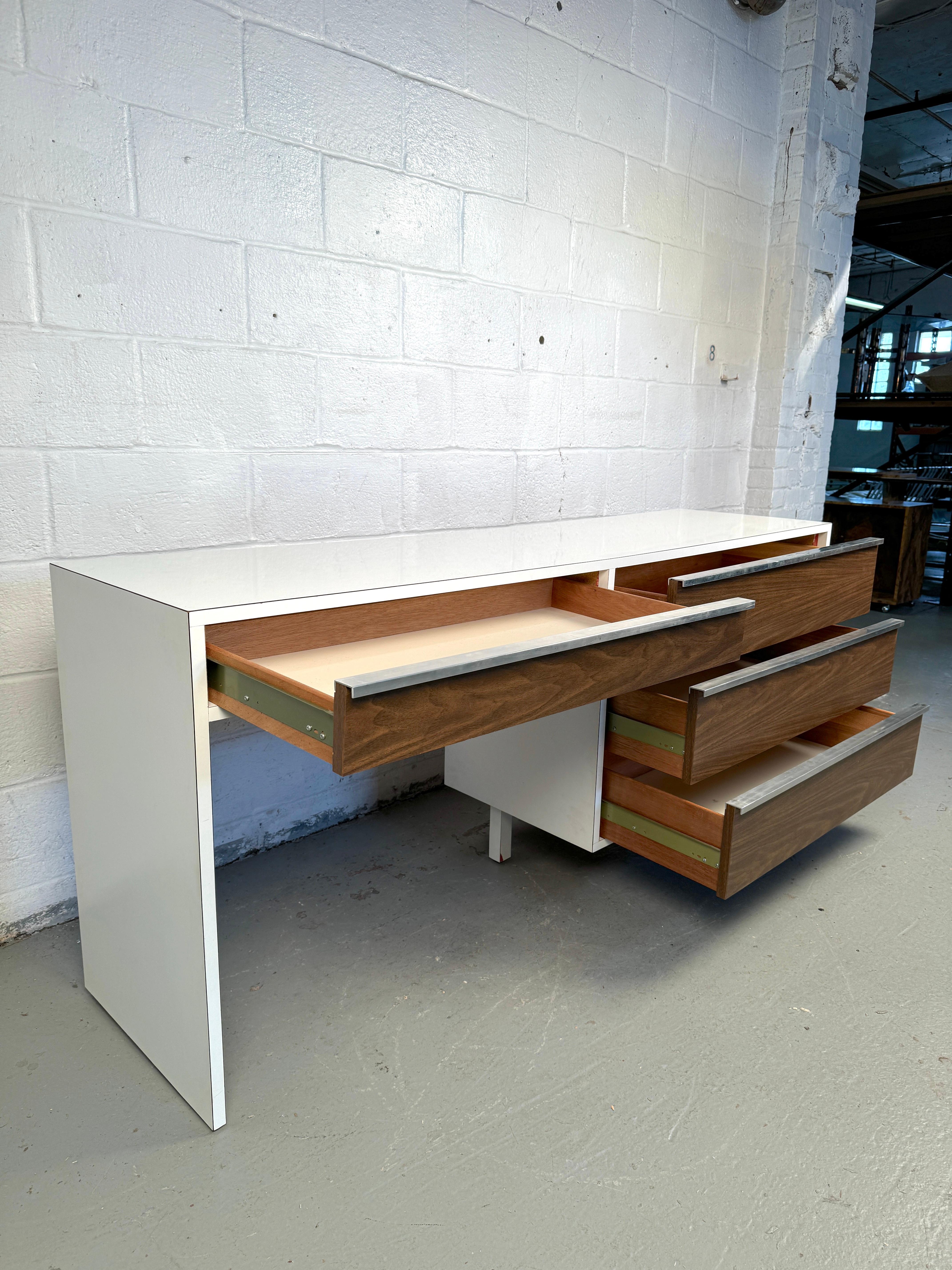 Scrivania in laminato di legno finto moderno del Medioevo in vendita 3
