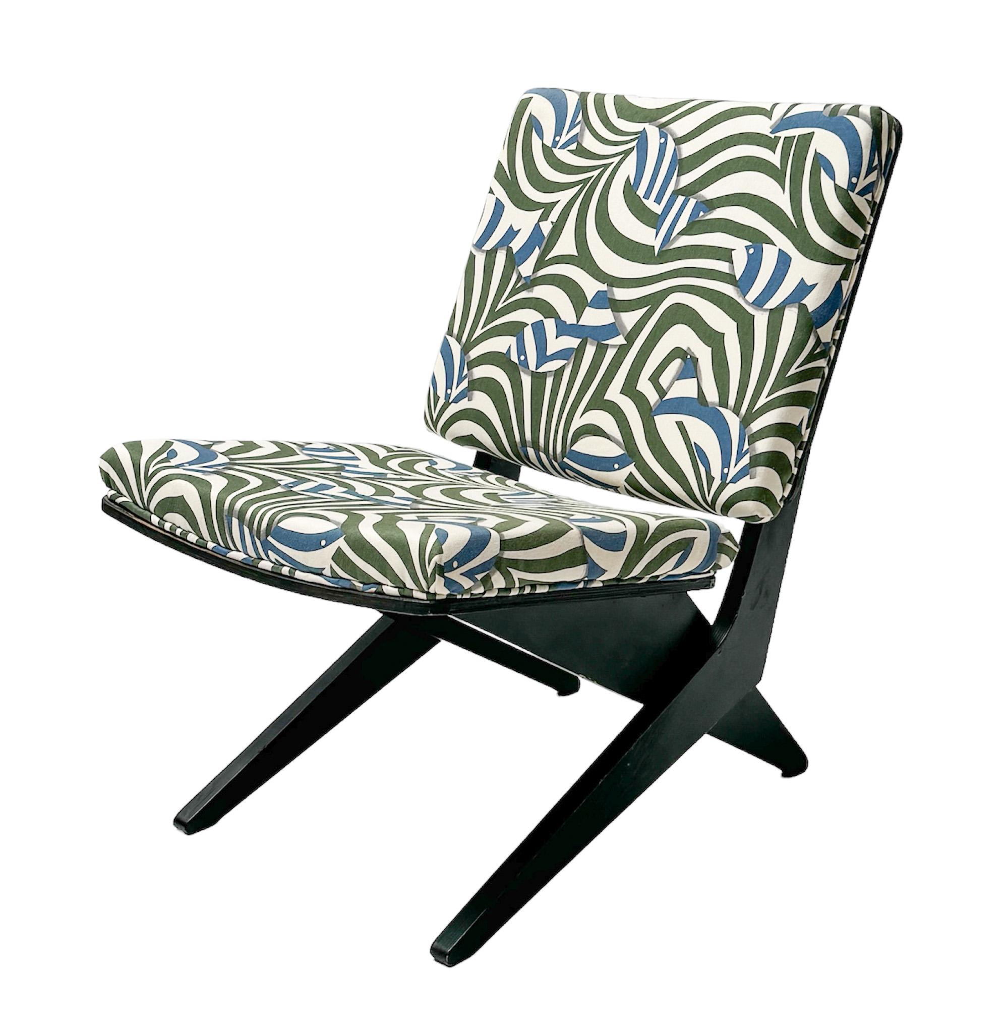 Stunning and rare Mid-Century Modern FB18 Scissor chair.
Design by Jan van Grunsven for Pastoe.
Striking Dutch design from the 1950s.
Original black lacquered plywood frame and re-upholstered with a fabric from the 1960s.
This wonderful Mid-Century