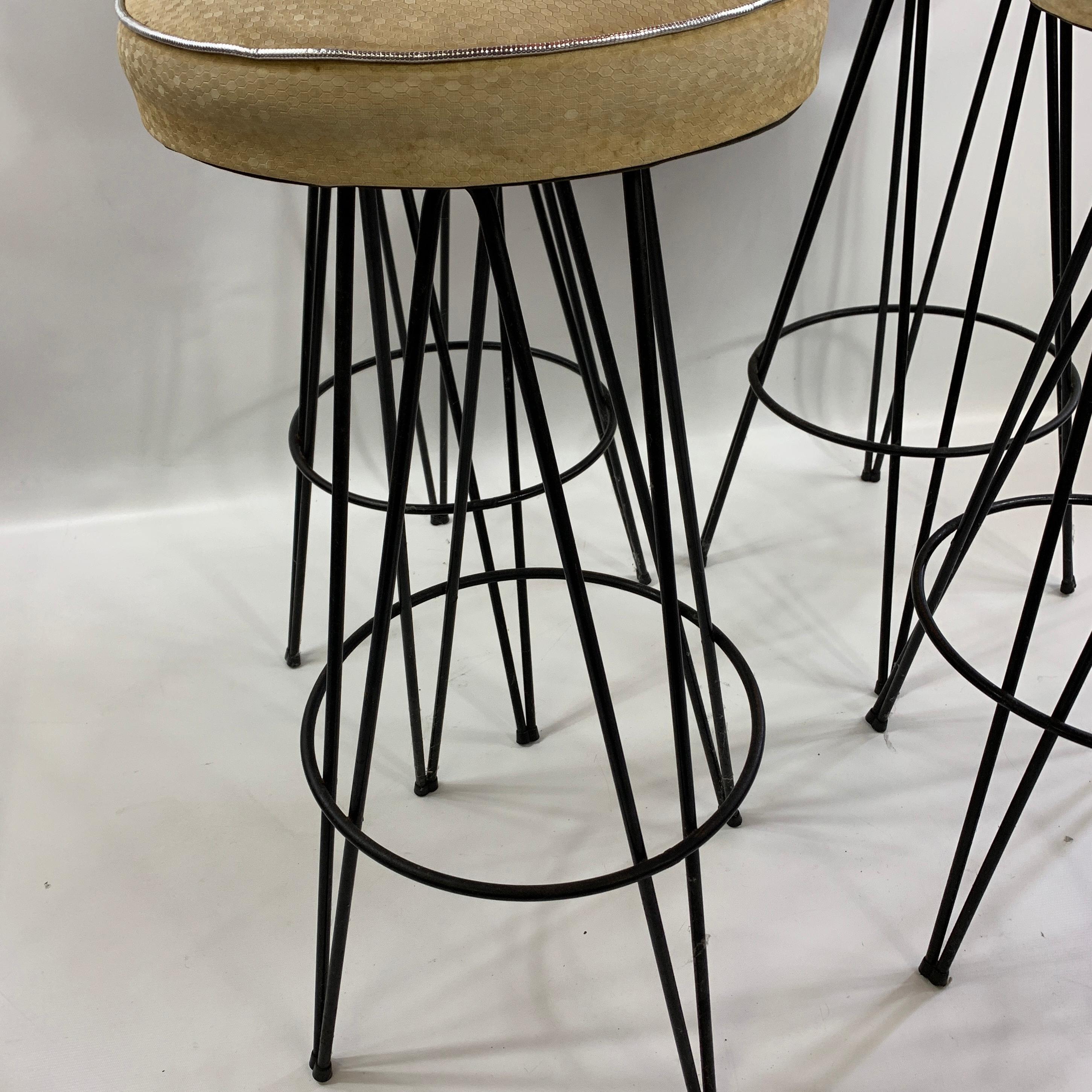 4 Mid-Century Modern hairpin swivel stools in the style of Federick Weinburg.