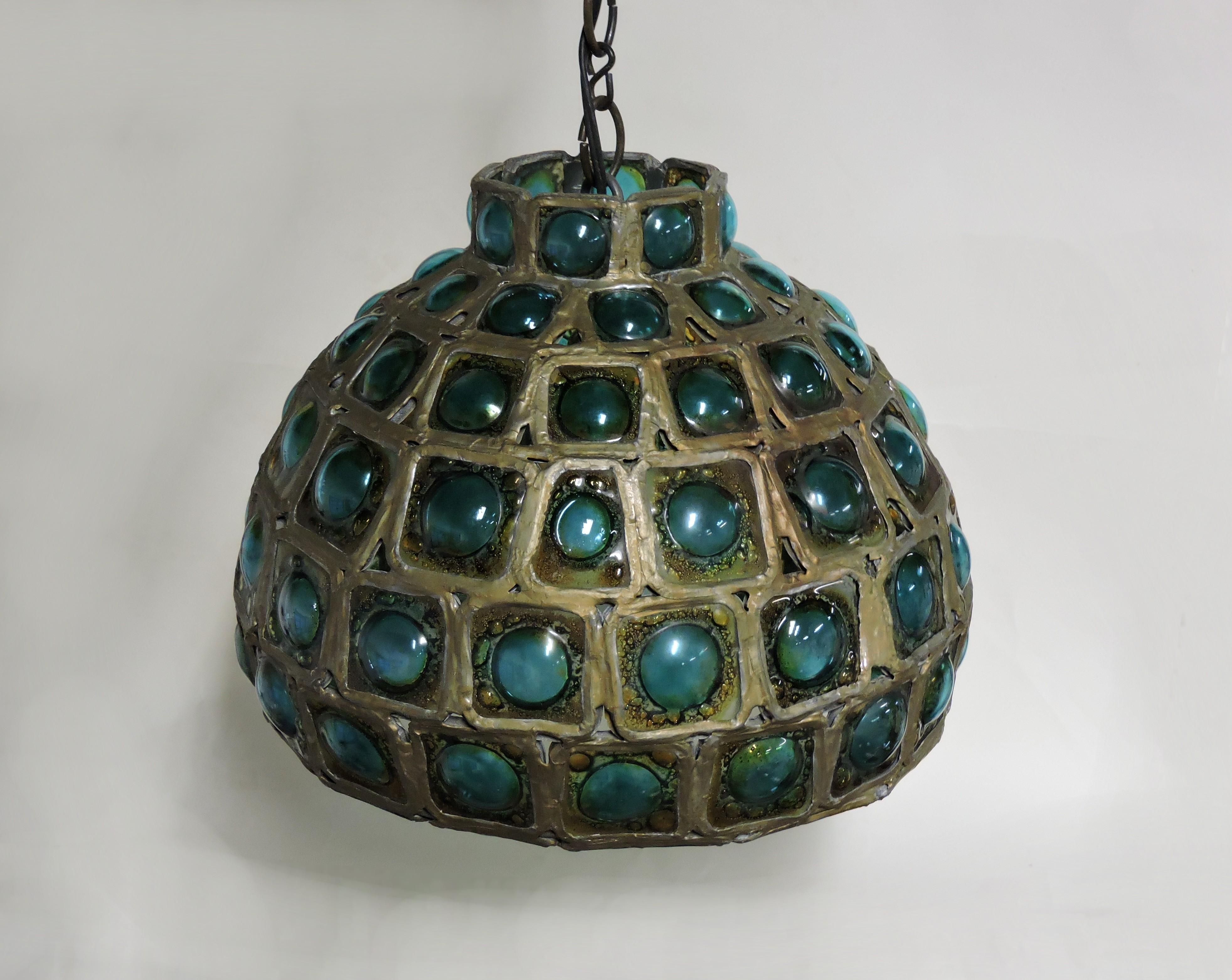 Magnifique luminaire en verre d'art au plomb conçu par Felipe Derflingher et fabriqué par Feders of Mexico. Cette suspension a un abat-jour en forme de dôme fait de carreaux de verre soufflé à la main de dimensions uniques dans une matrice plombée.