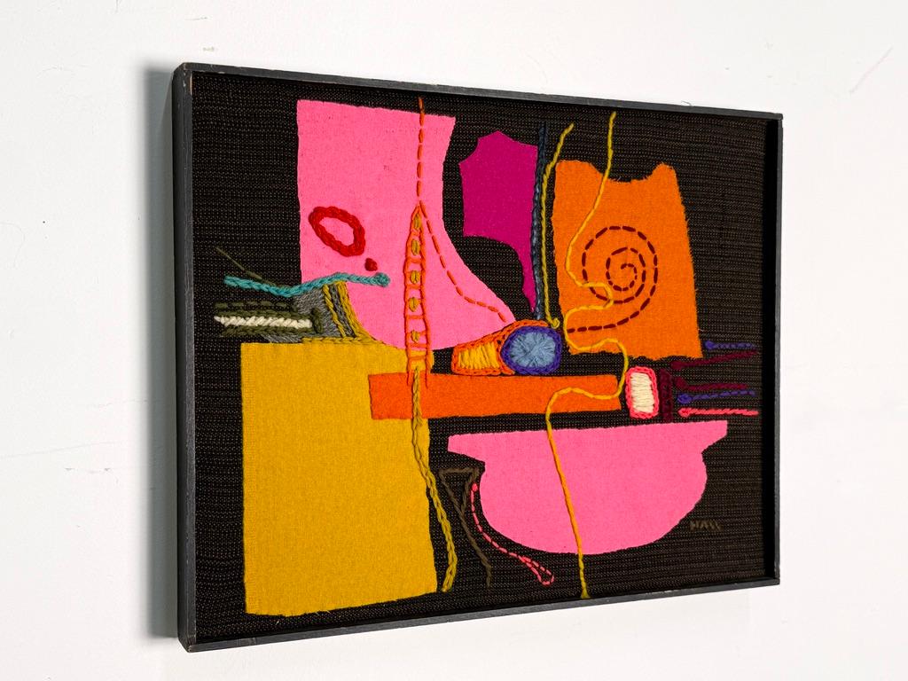 Fantastico quadro da parete in fibra d'arte dell'artista del Michigan Carolyn Vosburg Hall

Elementi tessili applicati dai colori vivaci e dettagli cuciti a mano su una tela nera.

Intitolato 