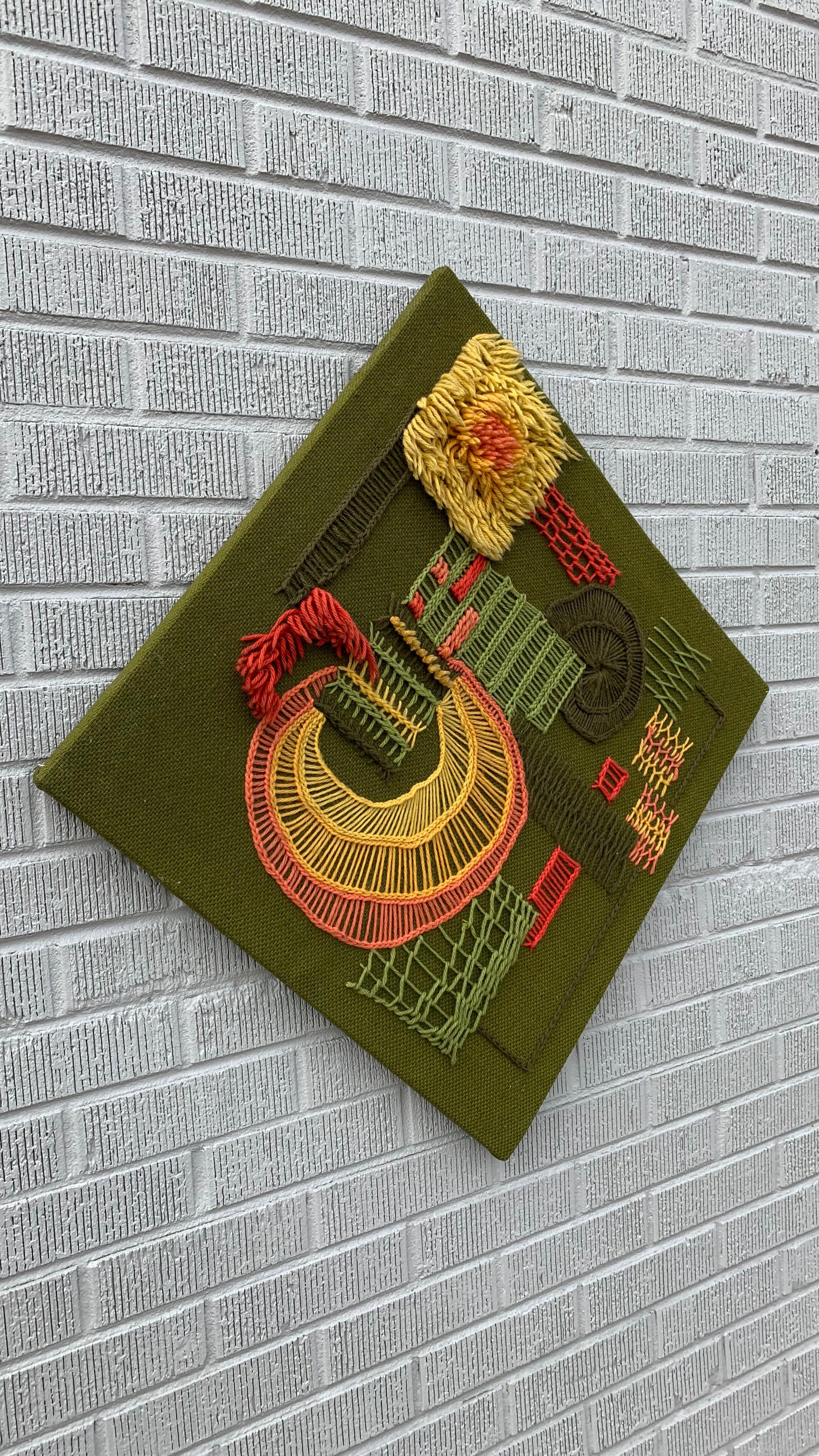 Moderne Faserkunst aus der Jahrhundertmitte, Wandbehang in Oliv, Rot, Orange und Gelb, datiert 1965

Dieser einzigartige Wandbehang aus Fasern von Doris Schwartzberg aus dem Jahr 1965 ist ein eindrucksvolles Beispiel für die Textilkunst der