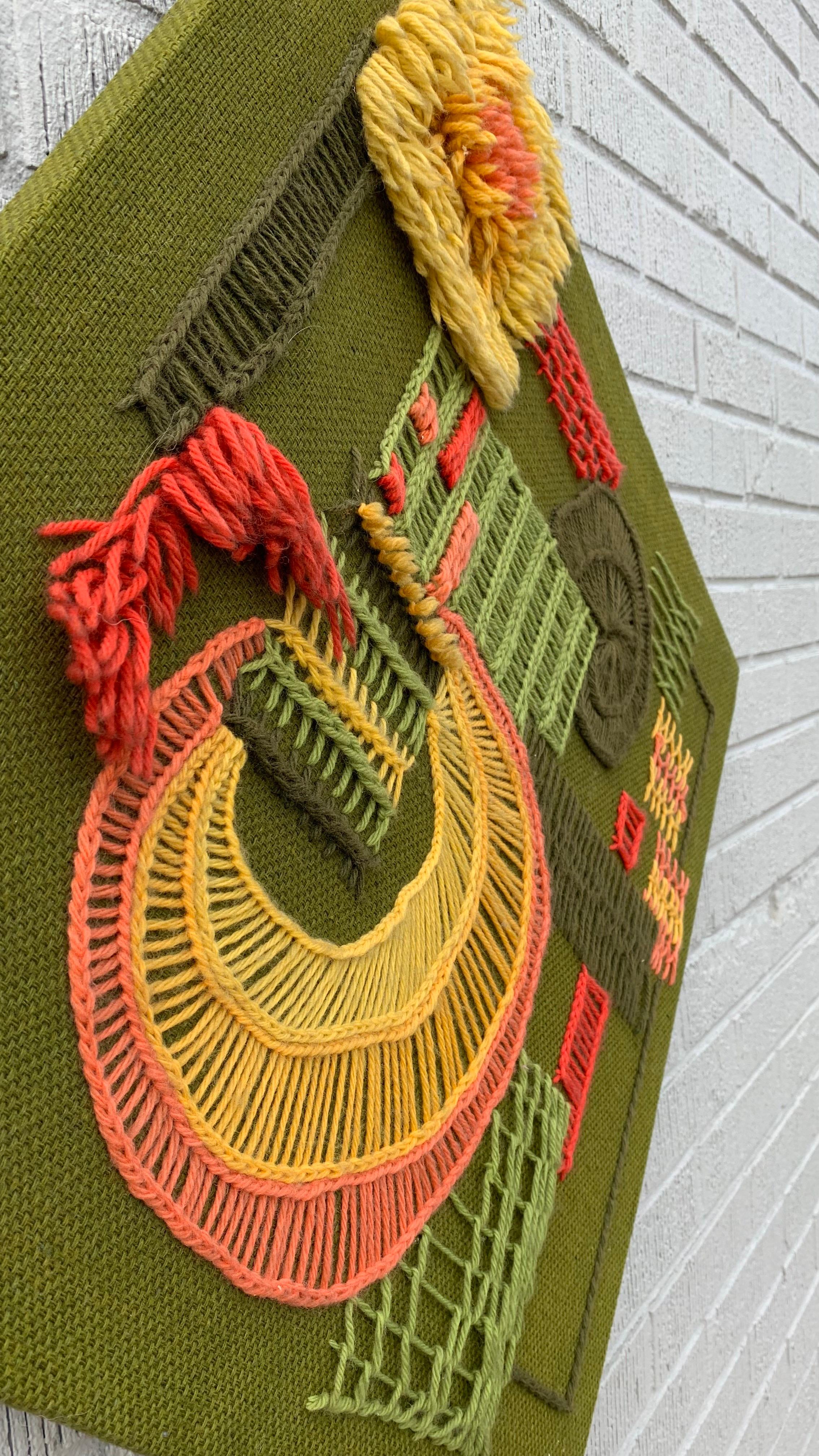 Moderner Faserkunst-Wandbehang aus der Mitte des Jahrhunderts, datiert 1965 (Moderne der Mitte des Jahrhunderts) im Angebot