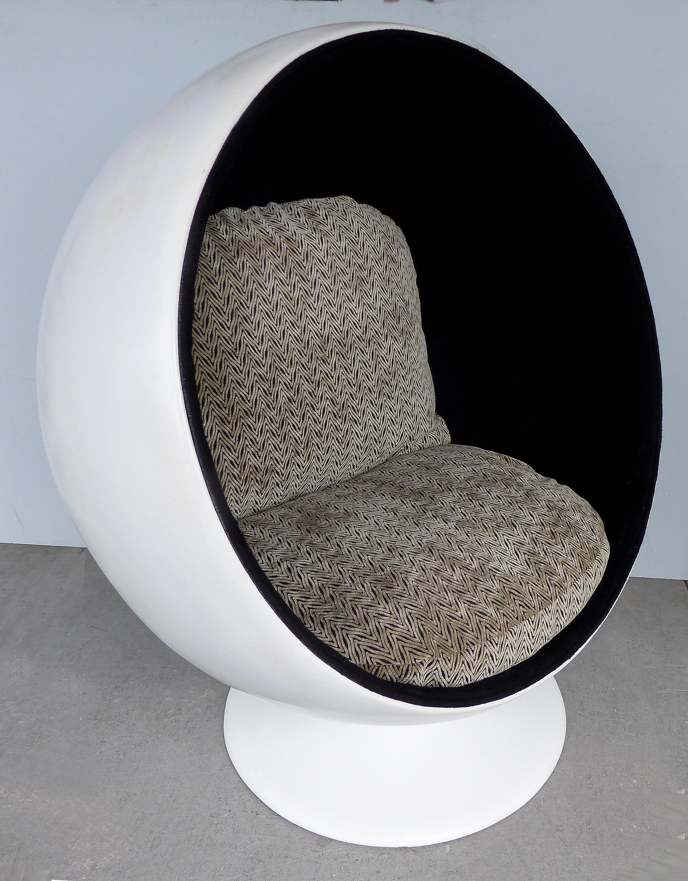 Eero Aarnio Attributed Mid-Century Modern Ball Chair, circa 1965

Offered for sale is an iconic Mid-Century Modern swivel ball chair attributed to Eero Aarnio. This chair has been reupholstered with a black fabric and complementing printed seat and
