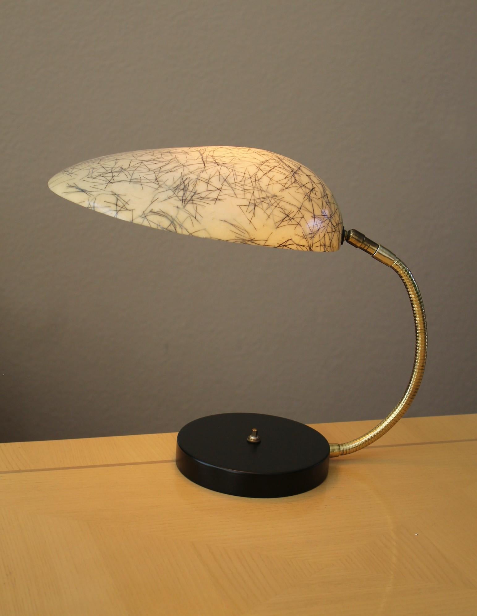 Mid Century Modern Fiberglas Kobra Schreibtischlampe Greta Grossman Atomic Era 1950s (Metall) im Angebot