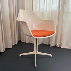 Silla «Arkana» de estilo «Mid-Century Modern» con pedestal de fibra de vidrio, diseñada por Maurice Burke