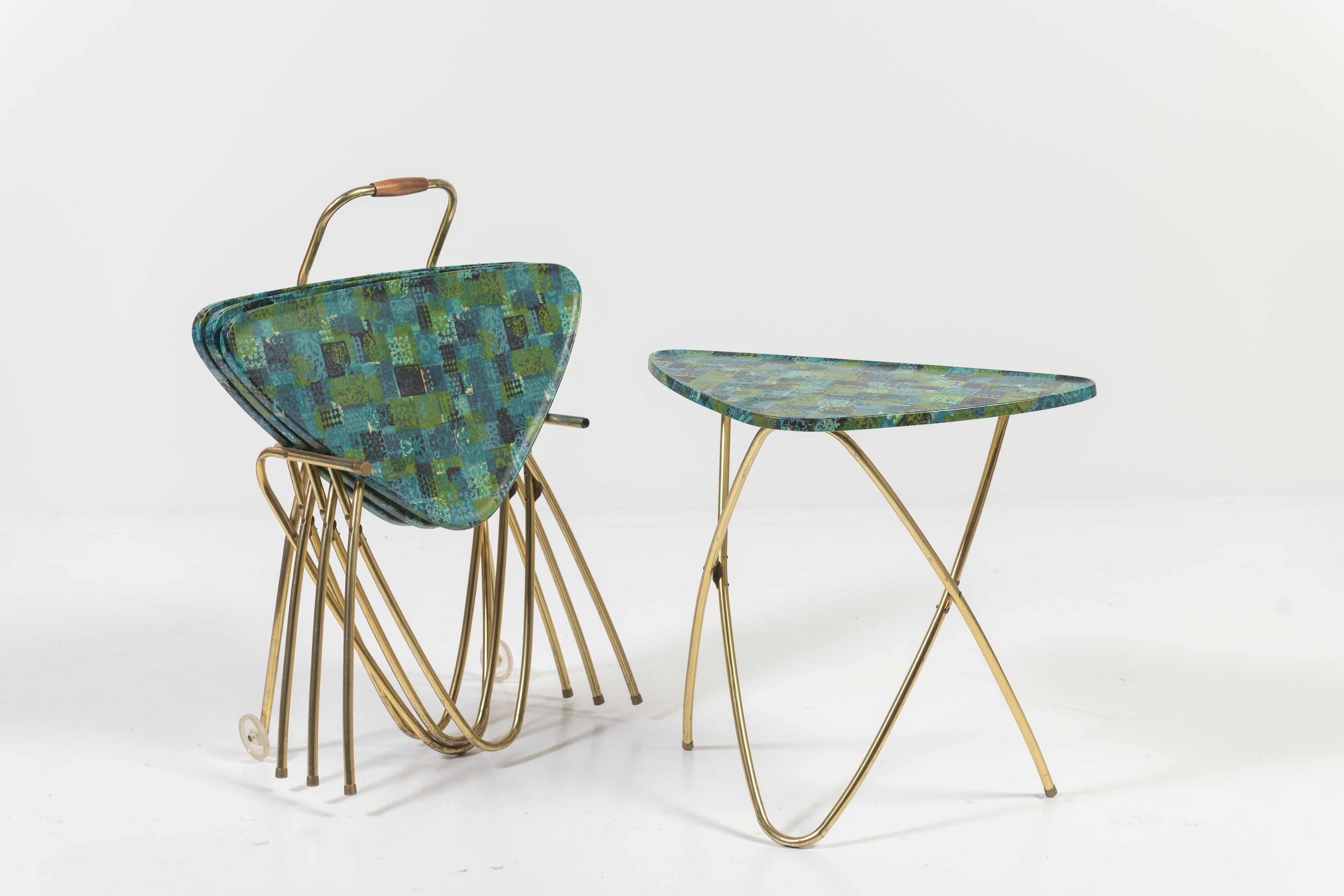 Mid-Century Modern Fiberglass Triangular TV Tray Tables with Stand on Wheels In Good Condition In San Francisco, CA