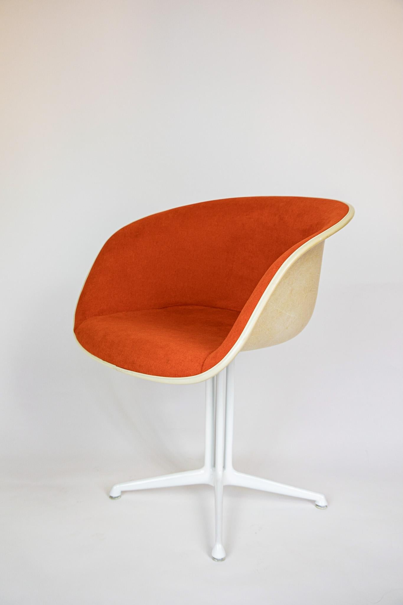 Midcentury Esszimmerstühle La Fonda von Eames für Vitra, orange, Fiberglas, 1960er Jahre.

Dieses schöne Set aus zwei La Fonda-Sesseln ist der absolute Blickfang in jedem stilvollen Raum. Sie sind mit einem leuchtend orangefarbenen Stoff überzogen