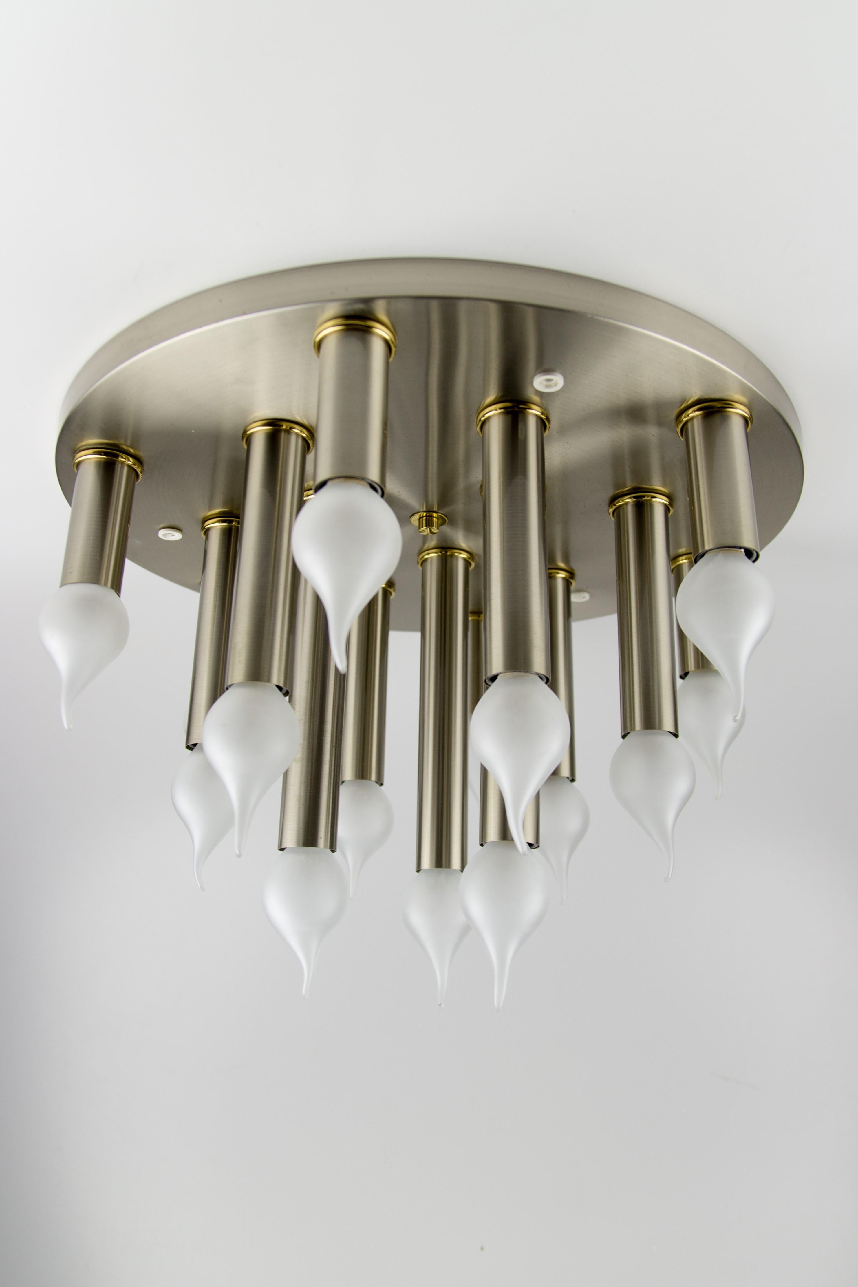 Trendy and impressive Mid-Century Modern fifteen-light ceiling lamp from Sölken Leuchten, Germany, 1970s. Can be used also as a wall lamp. Made of chrome-plated metal and brass. Fifteen sockets for E14-size light bulbs.
Dimensions: diameter: 41 cm /