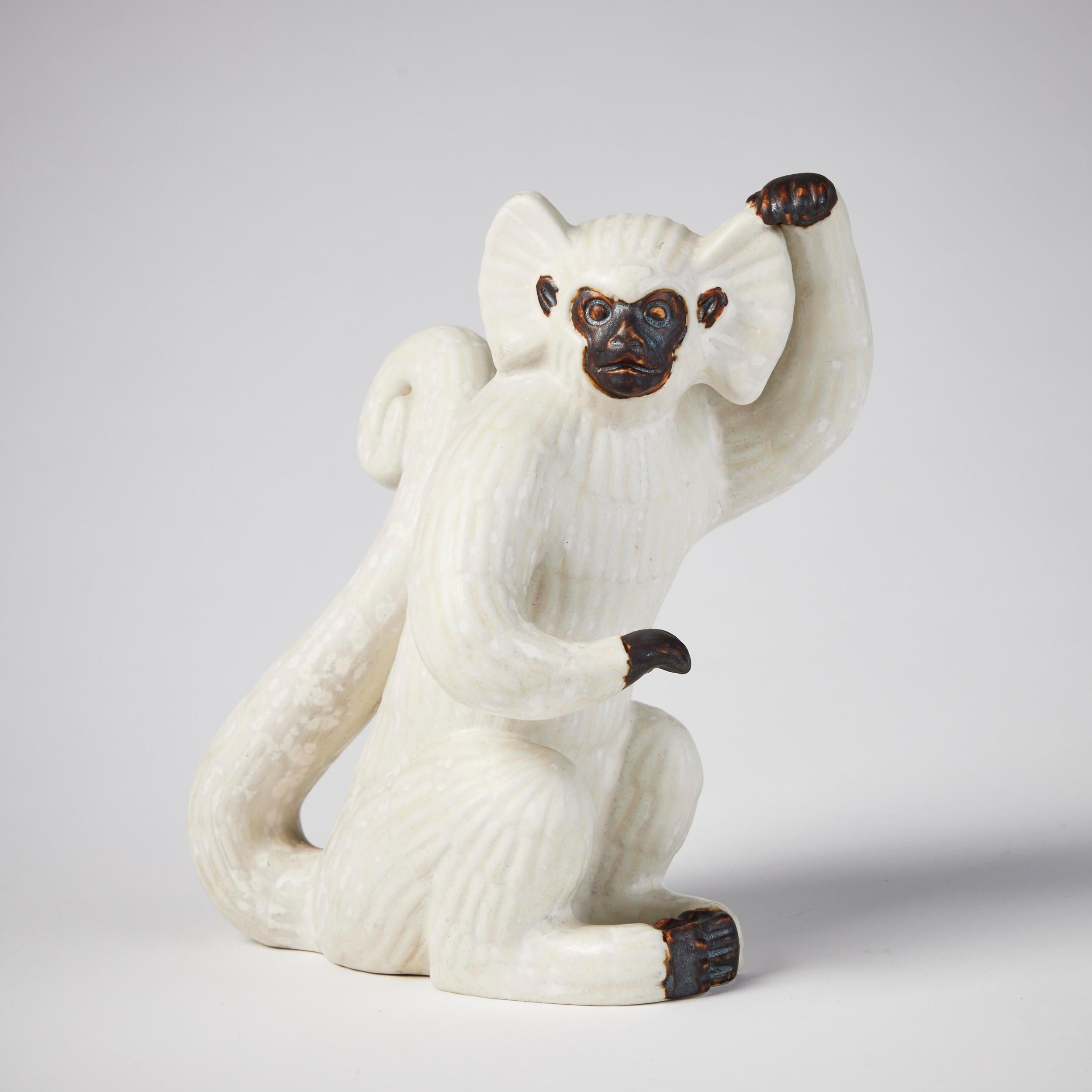 Suédois Figurine moderne du milieu du siècle de Gunnar Nylund représentant un singe gibbon, Rörstrand 1950s en vente