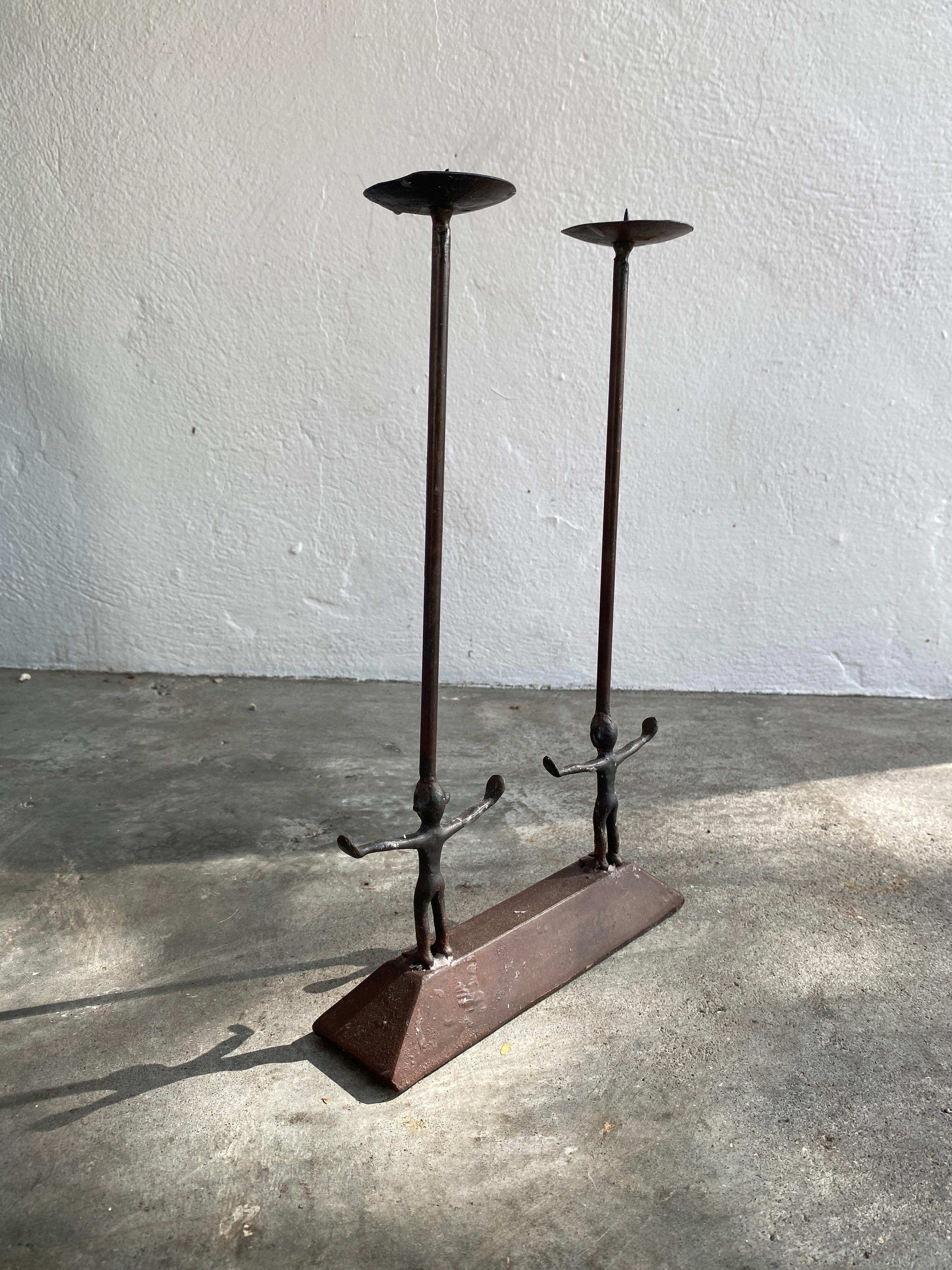 Brutalisme Chandelier figurine moderne du milieu du siècle dernier en fer fabriqué à la main en vente
