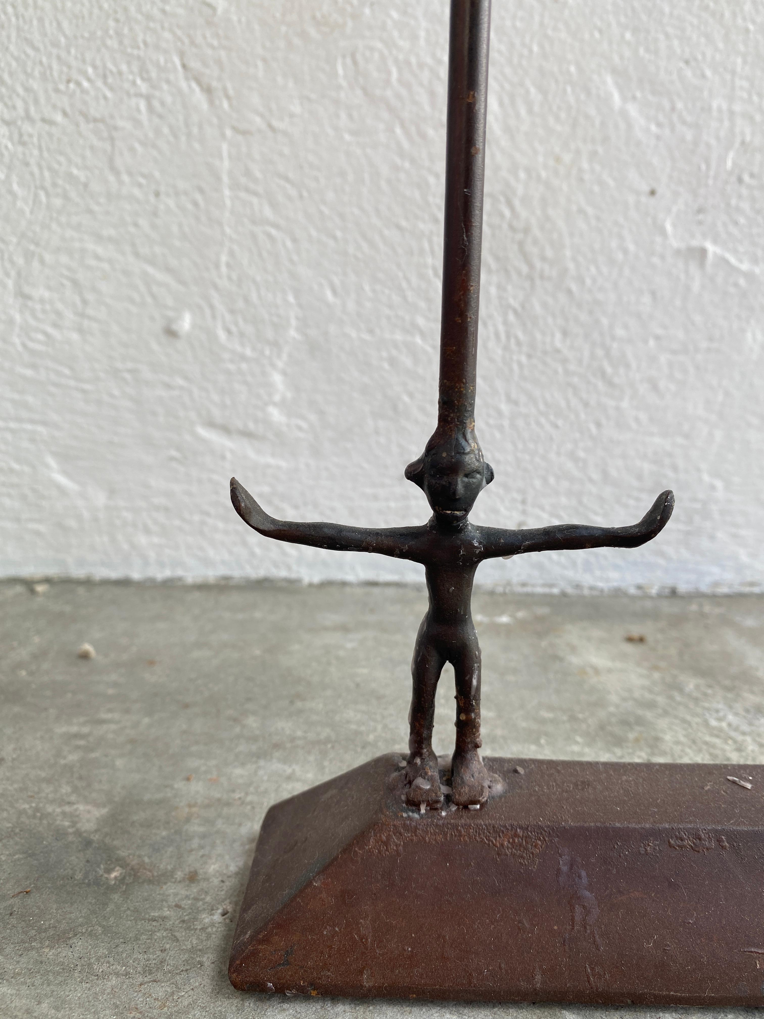 Chandelier figurine moderne du milieu du siècle dernier en fer fabriqué à la main État moyen - En vente à Asheville, NC