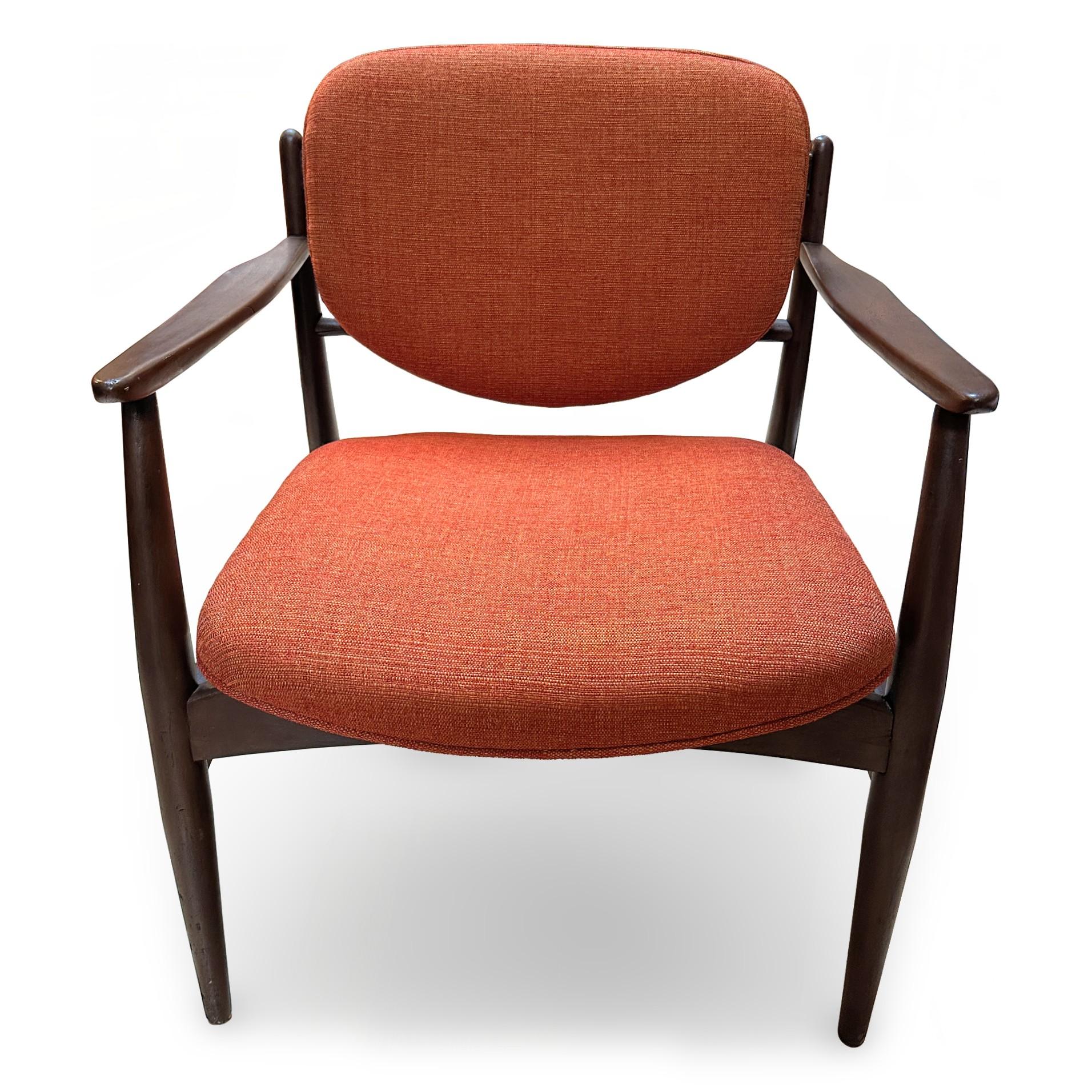 Mid-Century Modern Chaise longue de style Finn Juhl moderne du milieu du siècle avec nouveau rembourrage en vente