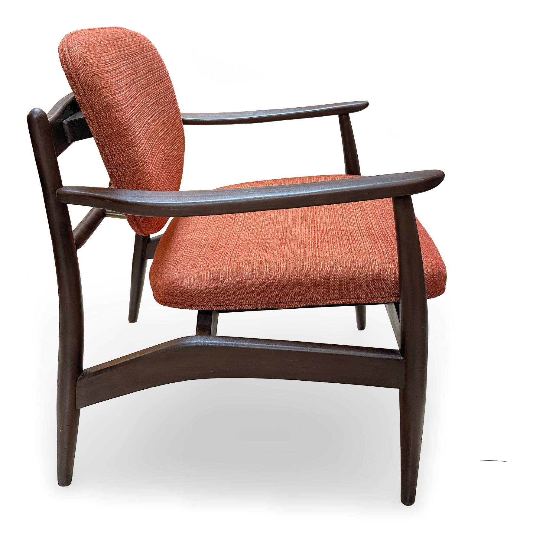 Inconnu Chaise longue de style Finn Juhl moderne du milieu du siècle avec nouveau rembourrage en vente