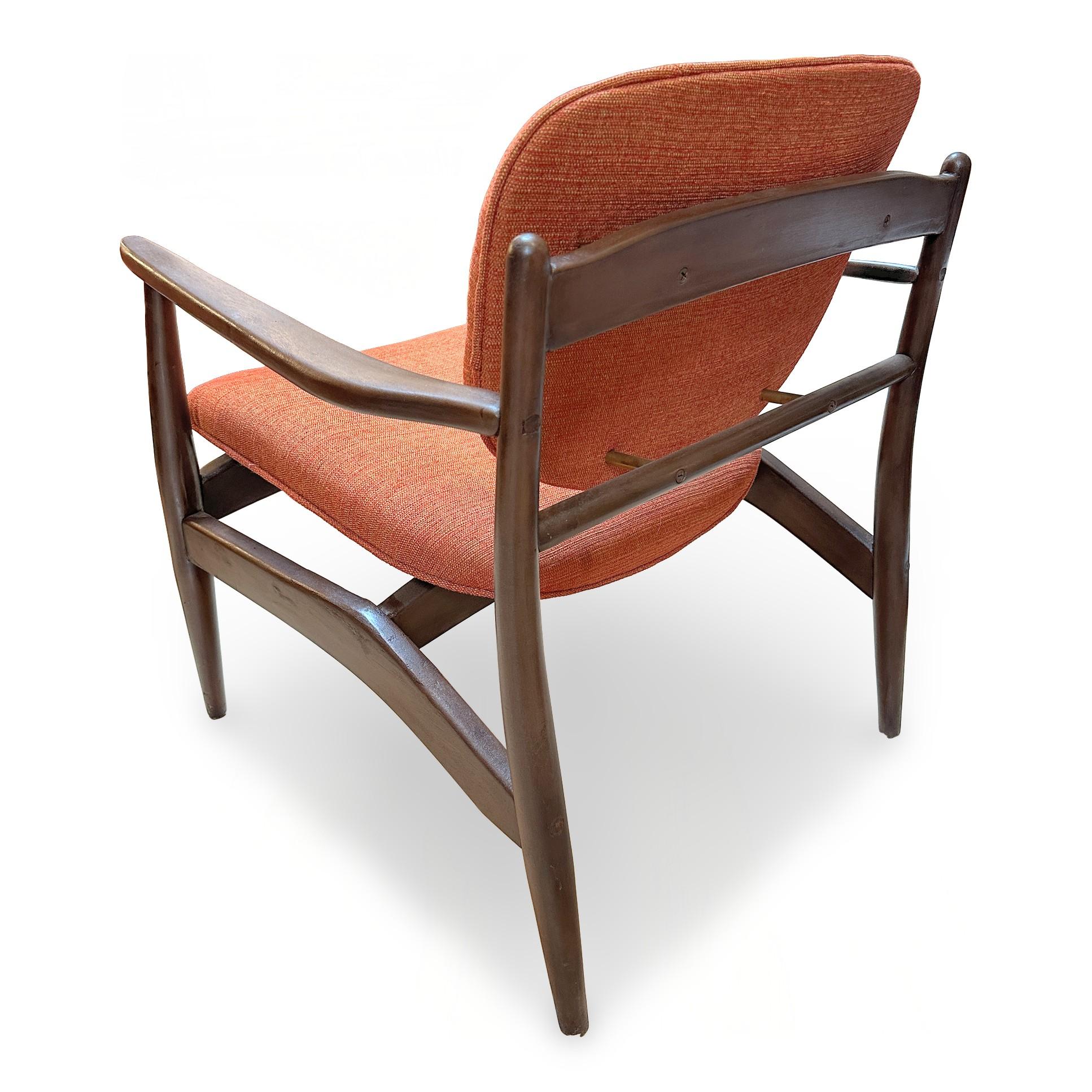 20ième siècle Chaise longue de style Finn Juhl moderne du milieu du siècle avec nouveau rembourrage en vente