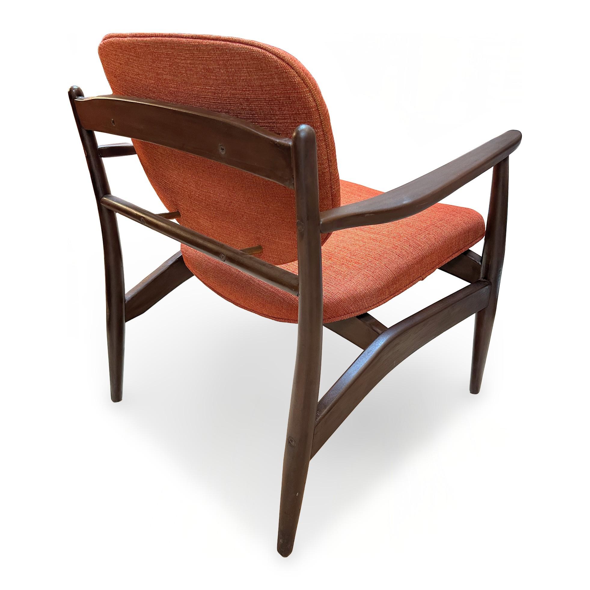 Tissu Chaise longue de style Finn Juhl moderne du milieu du siècle avec nouveau rembourrage en vente