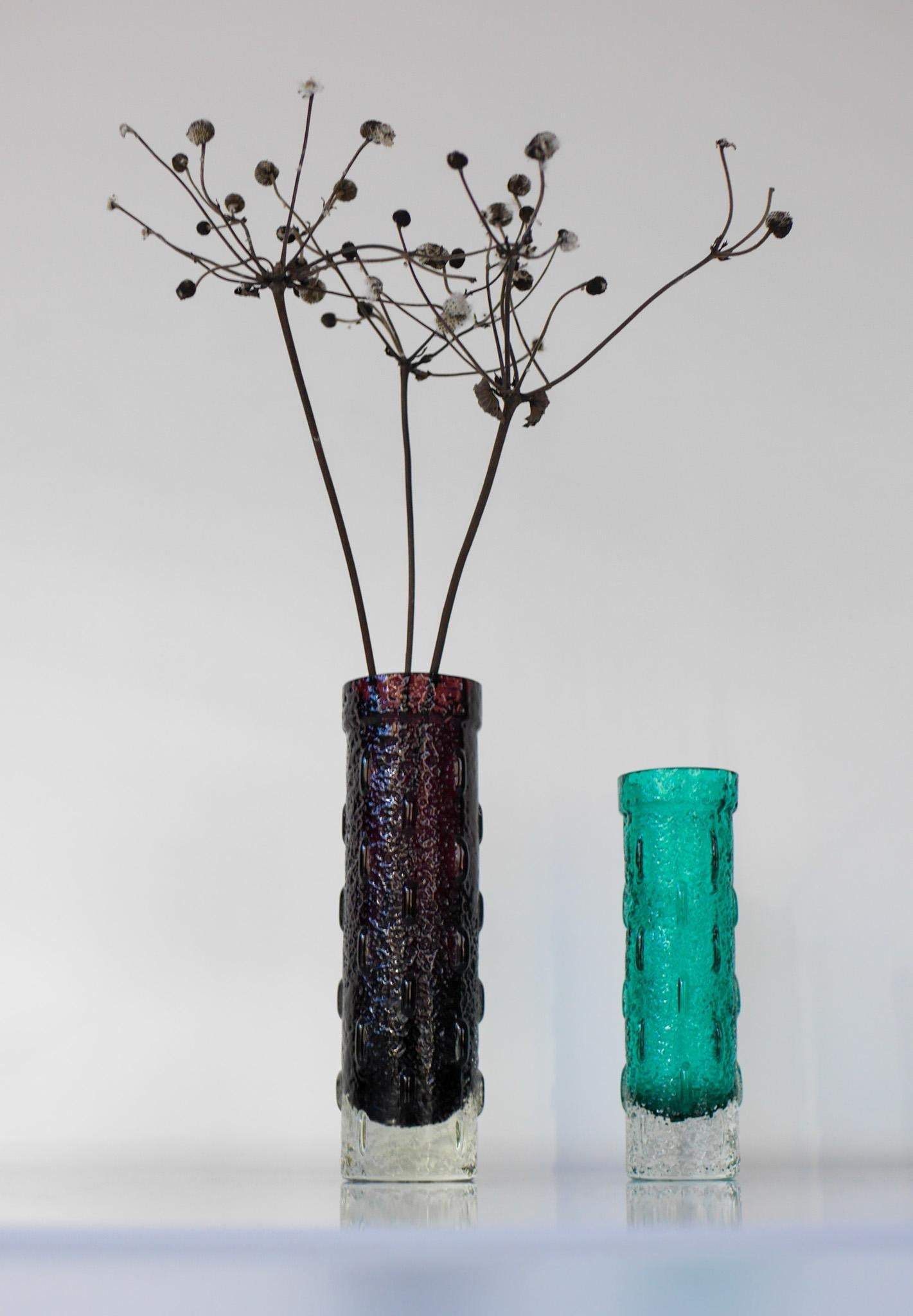 Vasi vintage in vetro artistico finlandese modernista della prestigiosa designer Tamara Aladin. Questi vasi hanno un colore incredibile, quello grande ha uno splendido viola intenso e vellutato. Il più piccolo ha un fantastico contrasto di colore