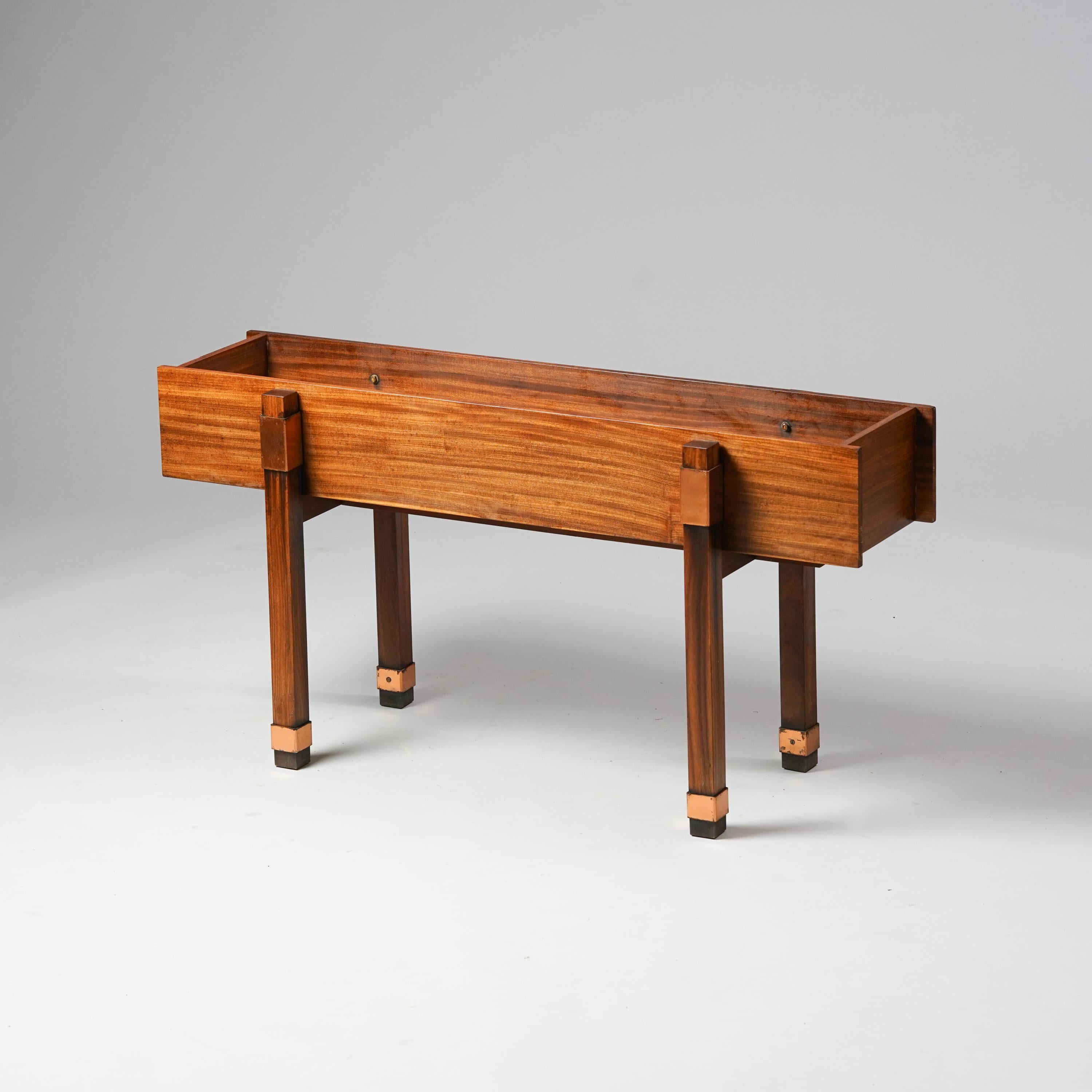 Mid-Century Modern Finnish teak planter from the 1960s. Teak with copper details. Beautiful design. Good vintage condition, minor wear consistent with age and use. Can be disassembled.