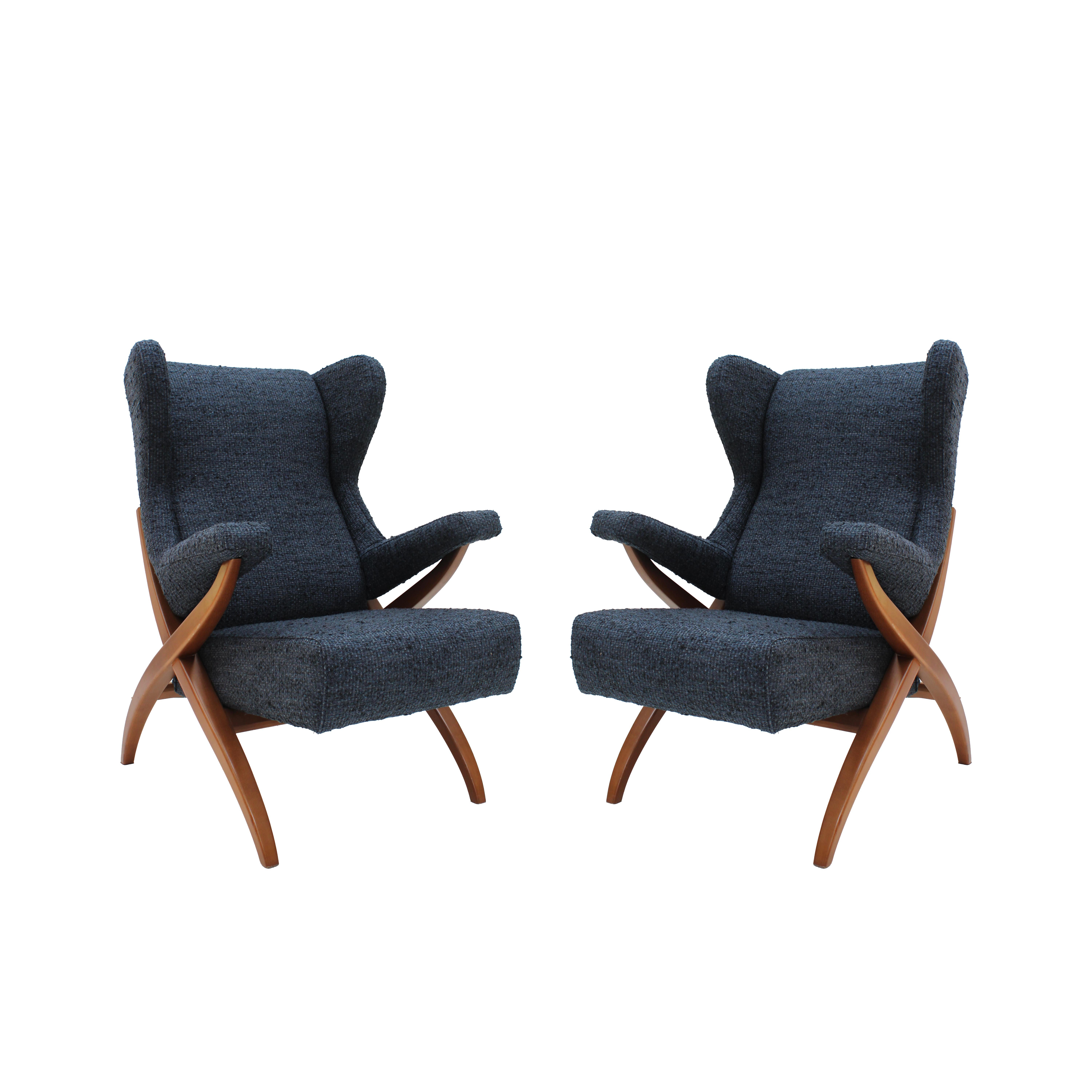 The structure is made of solid ash wood, steam bent, with the characteristic “X” shape that defines the side supports. They are upholstered in graphite blue wool tweed15000, with high backrest and integrated armrests, combining aesthetic balance and
