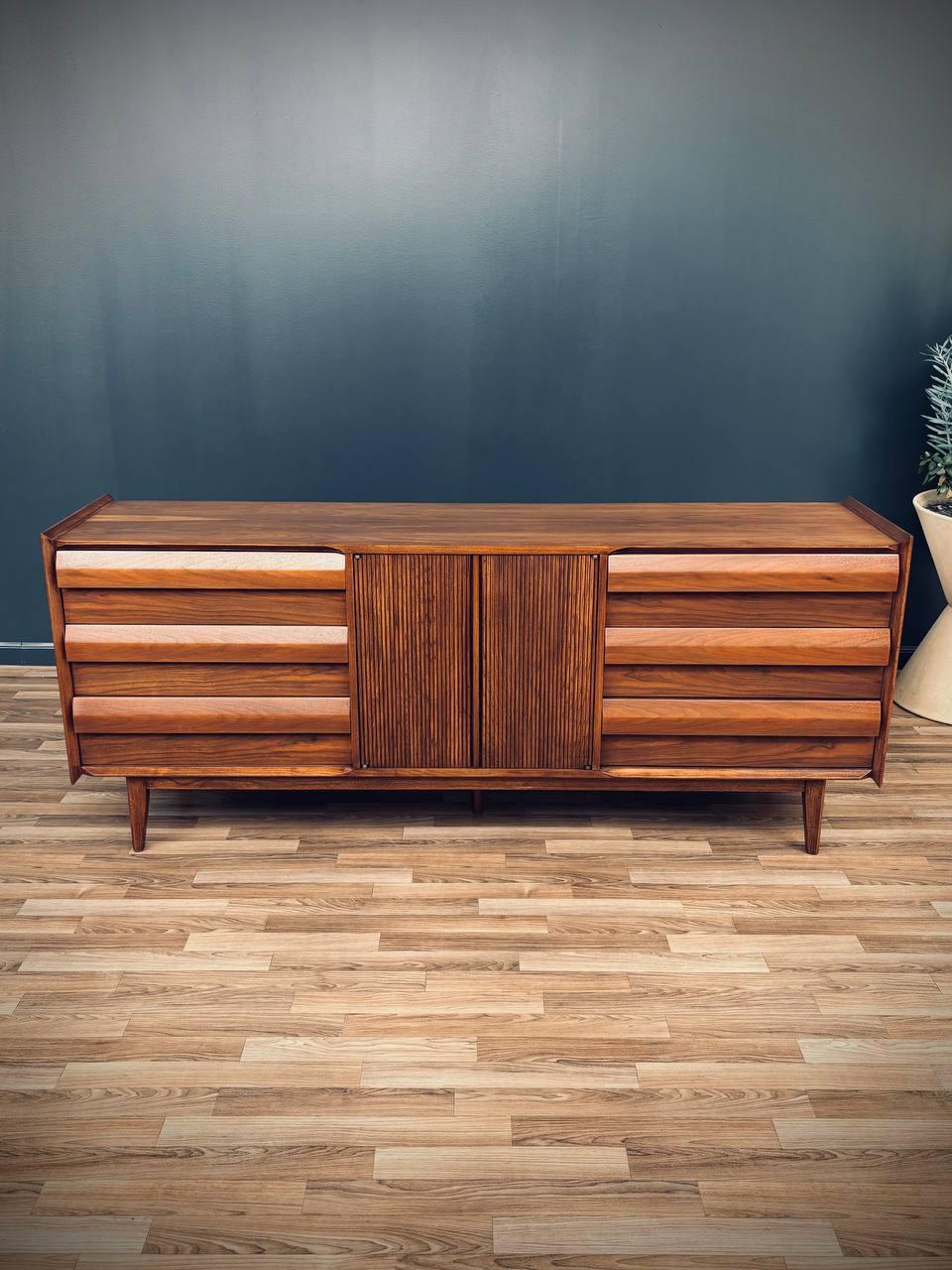 American Newly Refinished - Mid-Century Modern “First Edition” 9-Drawer Dresser by Lane For Sale
