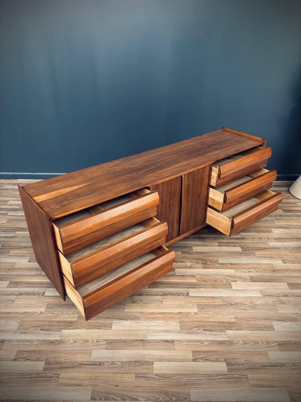 Newly Refinished - Mid-Century Modern “First Edition” 9-Drawer Dresser by Lane In Excellent Condition For Sale In Los Angeles, CA