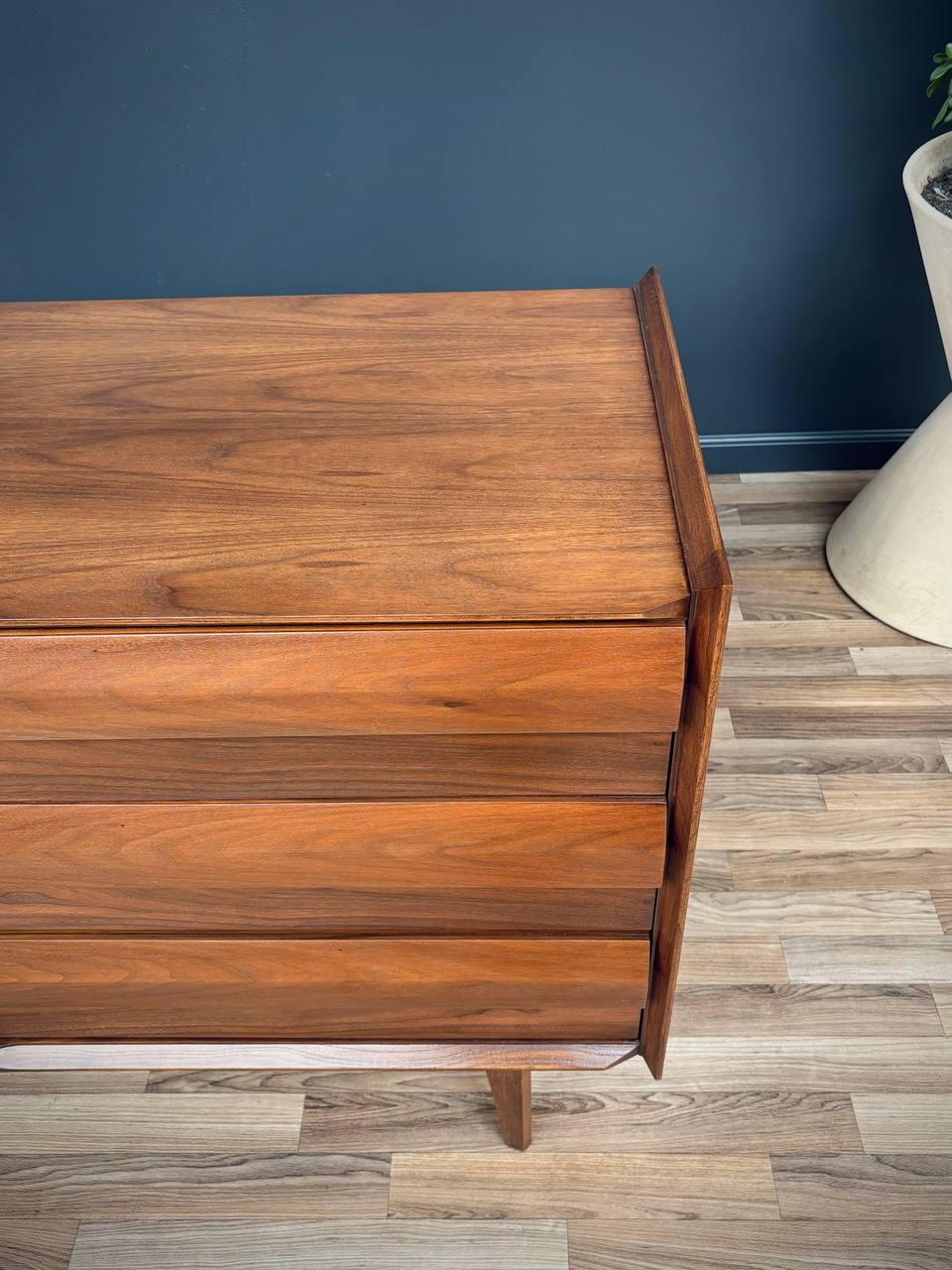 Newly Refinished - Mid-Century Modern “First Edition” 9-Drawer Dresser by Lane For Sale 1