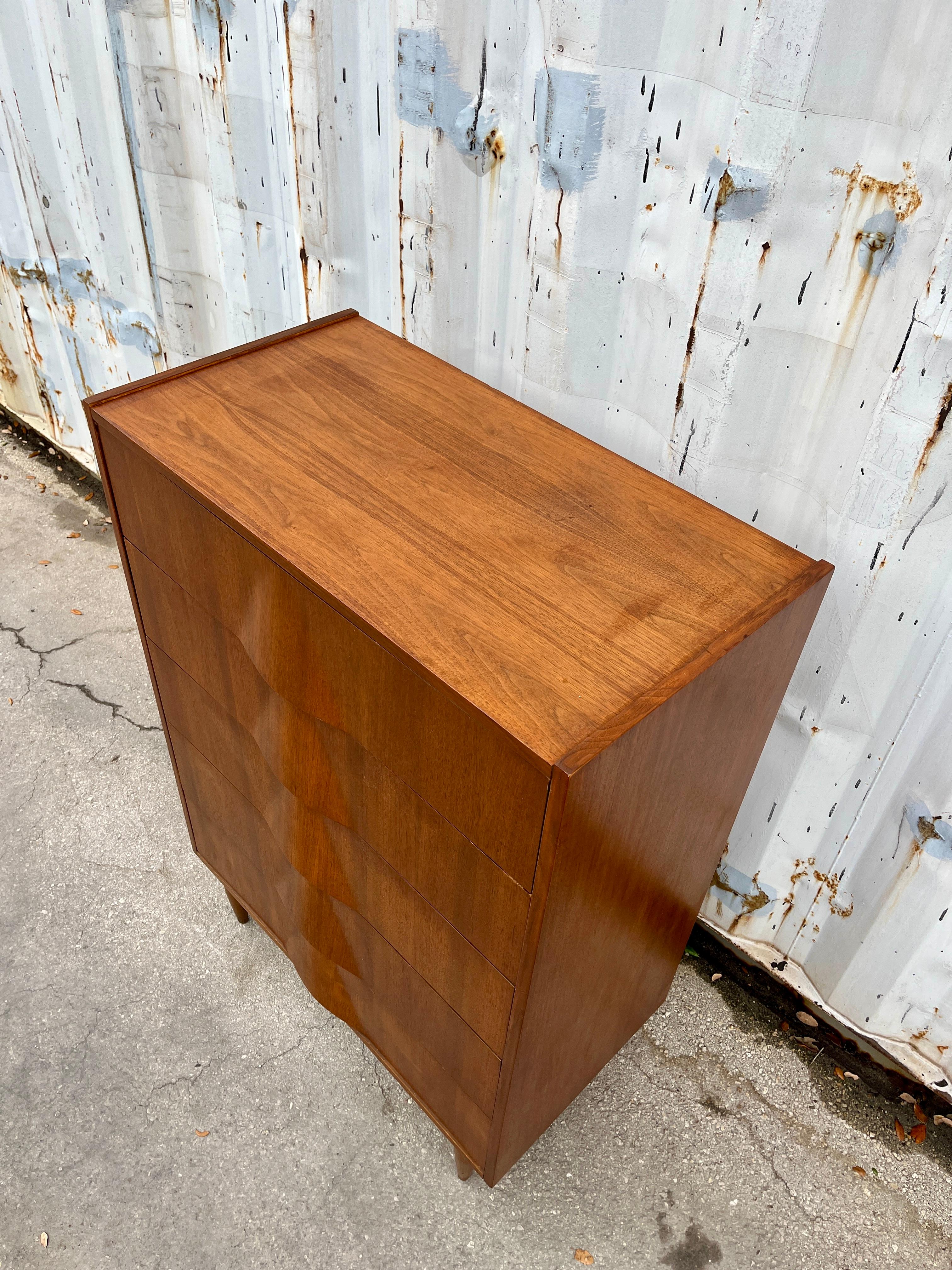 Comò Highboy a cinque cassetti in stile Mid Century Furniture di United Furniture. A.I.C. in vendita 2